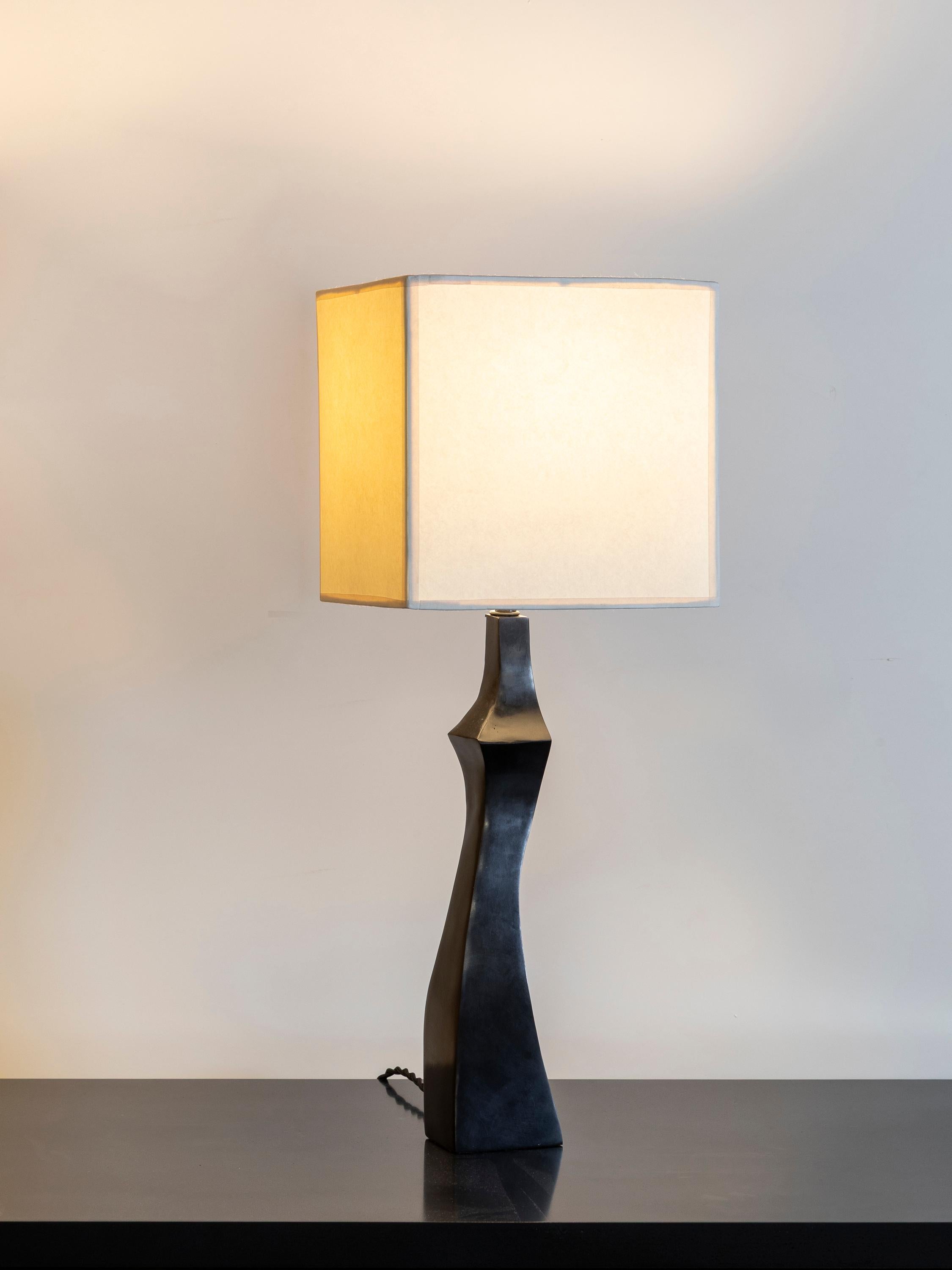 Moulage Paire de lampes de table sculpturales en vente