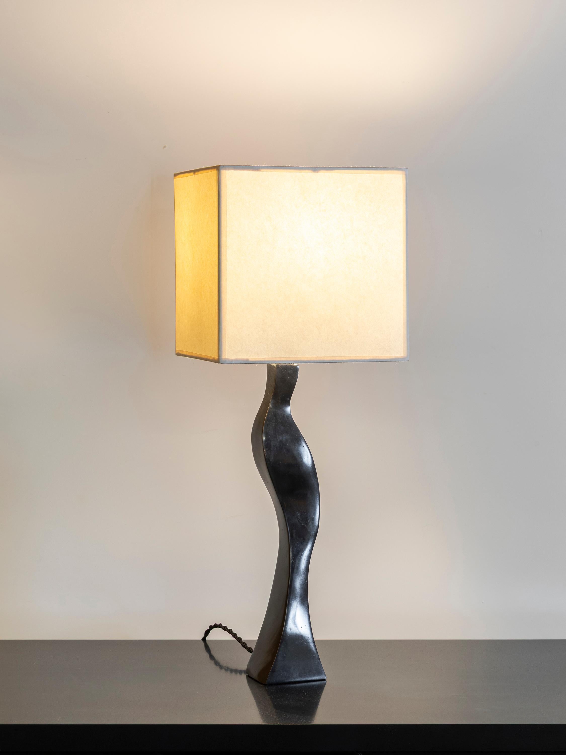 Bronze Paire de lampes de table sculpturales en vente