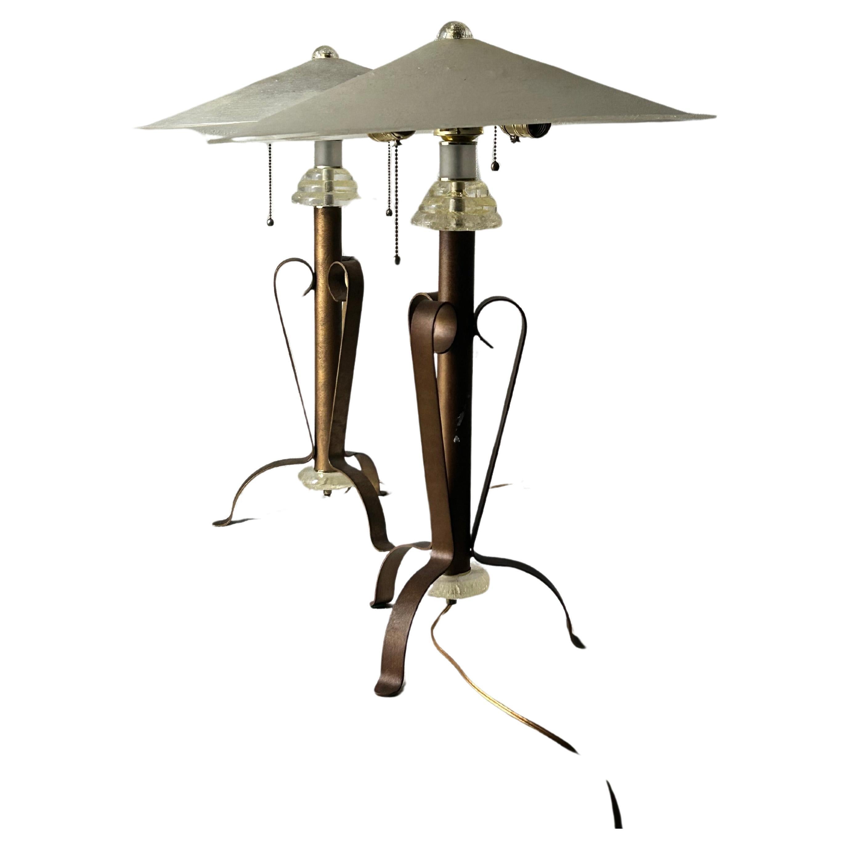 Paire de lampes de table en bronze et lucite en vente