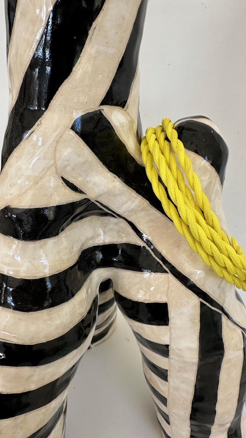 Fatto a mano Coppia di lampade da tavolo scultoree a righe geometriche bianche e nere in vendita