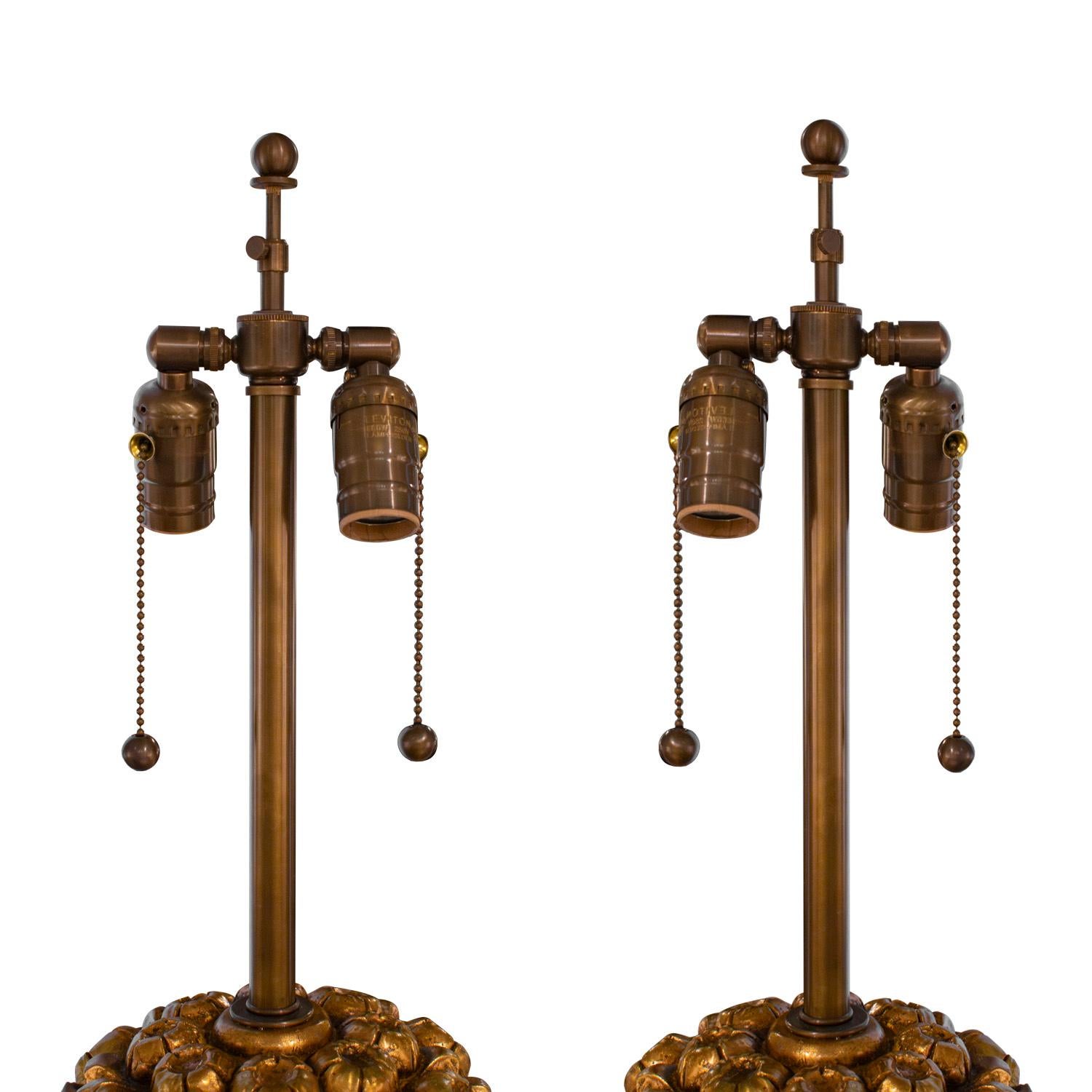 Américain Paire de lampes de table sculpturales en plâtre doré avec abat-jour en feuilles d'or 1971 en vente