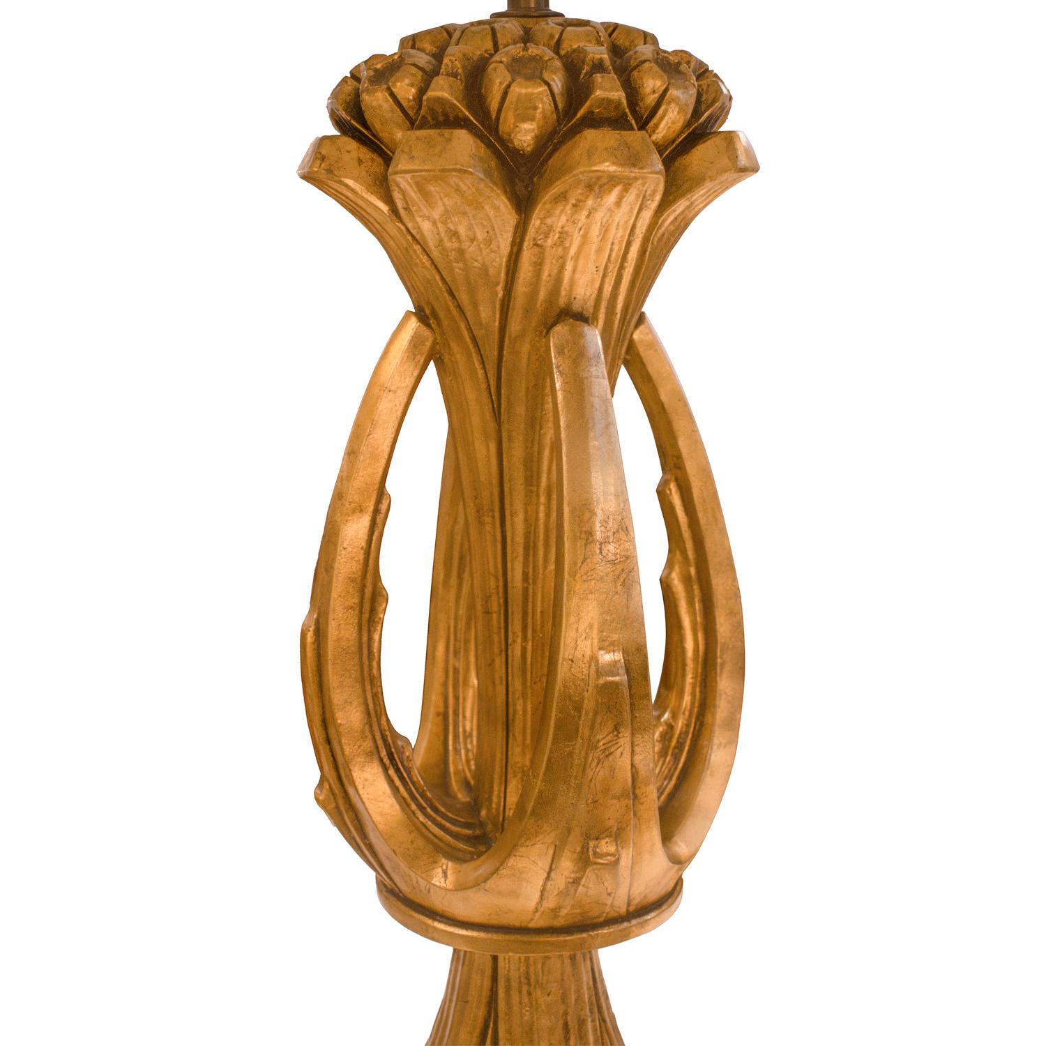 Fait main Paire de lampes de table sculpturales en plâtre doré avec abat-jour en feuilles d'or 1971 en vente