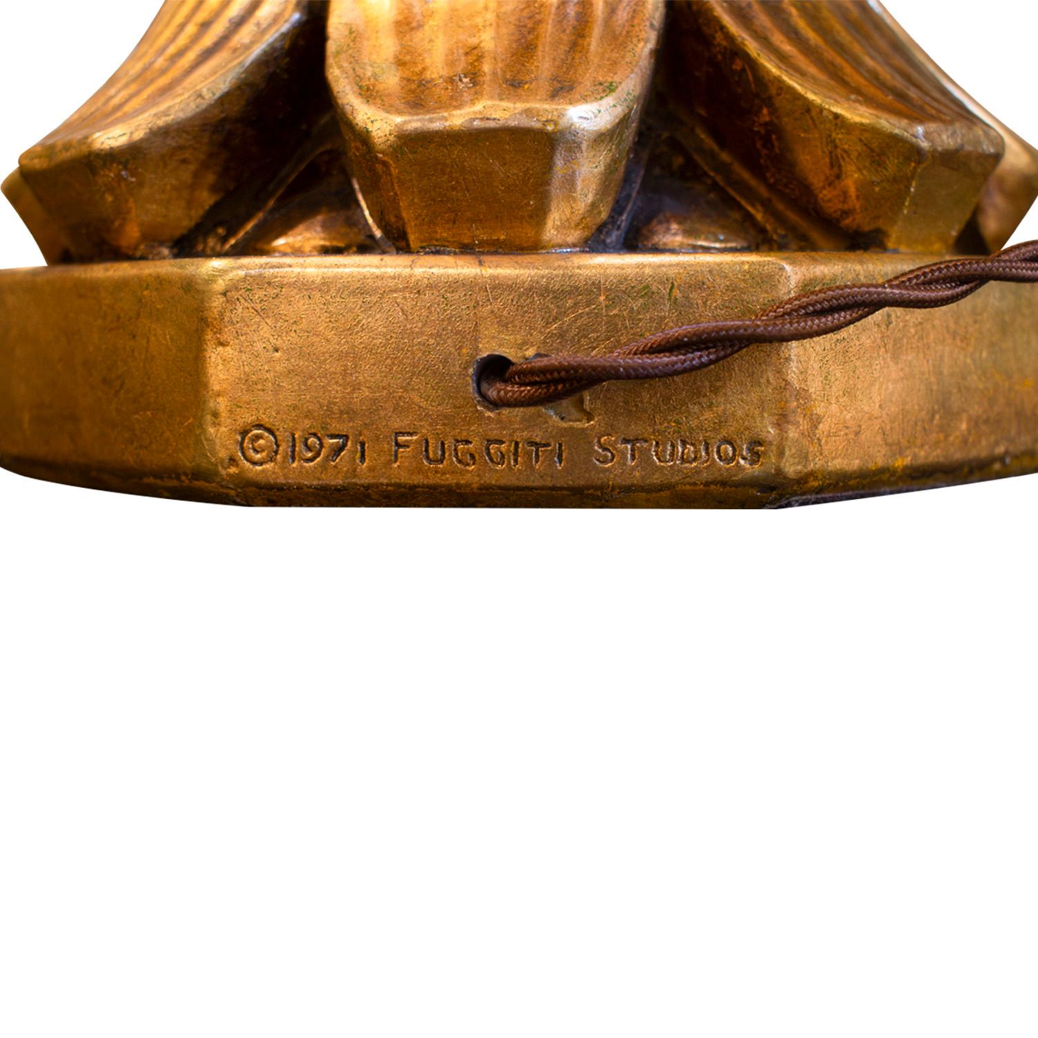 Paire de lampes de table sculpturales en plâtre doré avec abat-jour en feuilles d'or 1971 Excellent état - En vente à New York, NY
