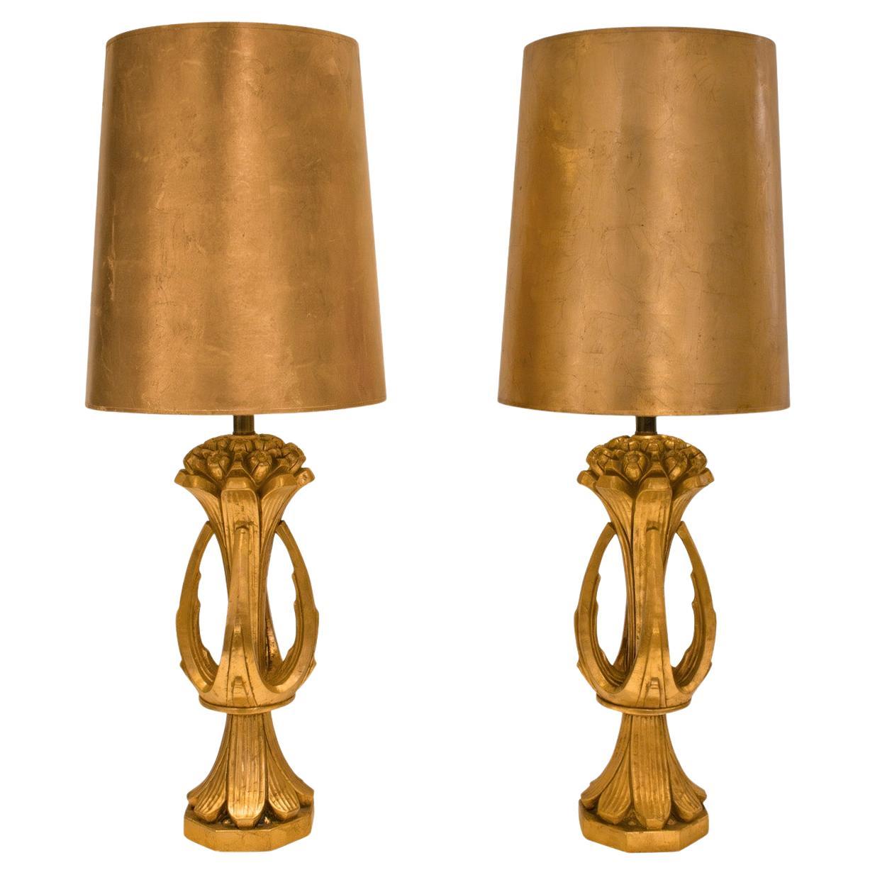 Coppia di lampade da tavolo scultoree in gesso dorato con paralumi in foglia d'oro 1971