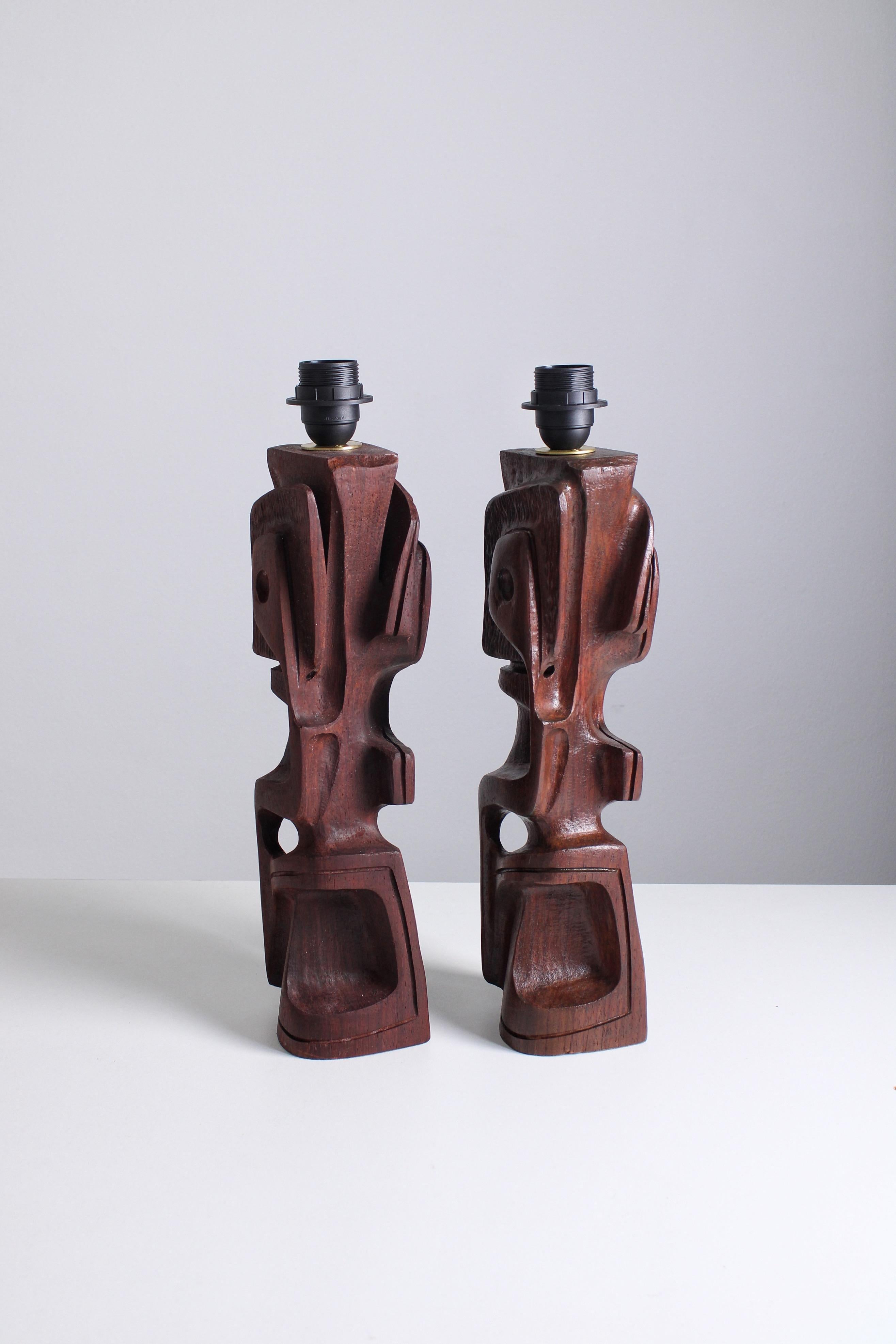 Pair of sculptural table lamps in Padouk wood by Gianni Pinna, 1970s For Sale 4
