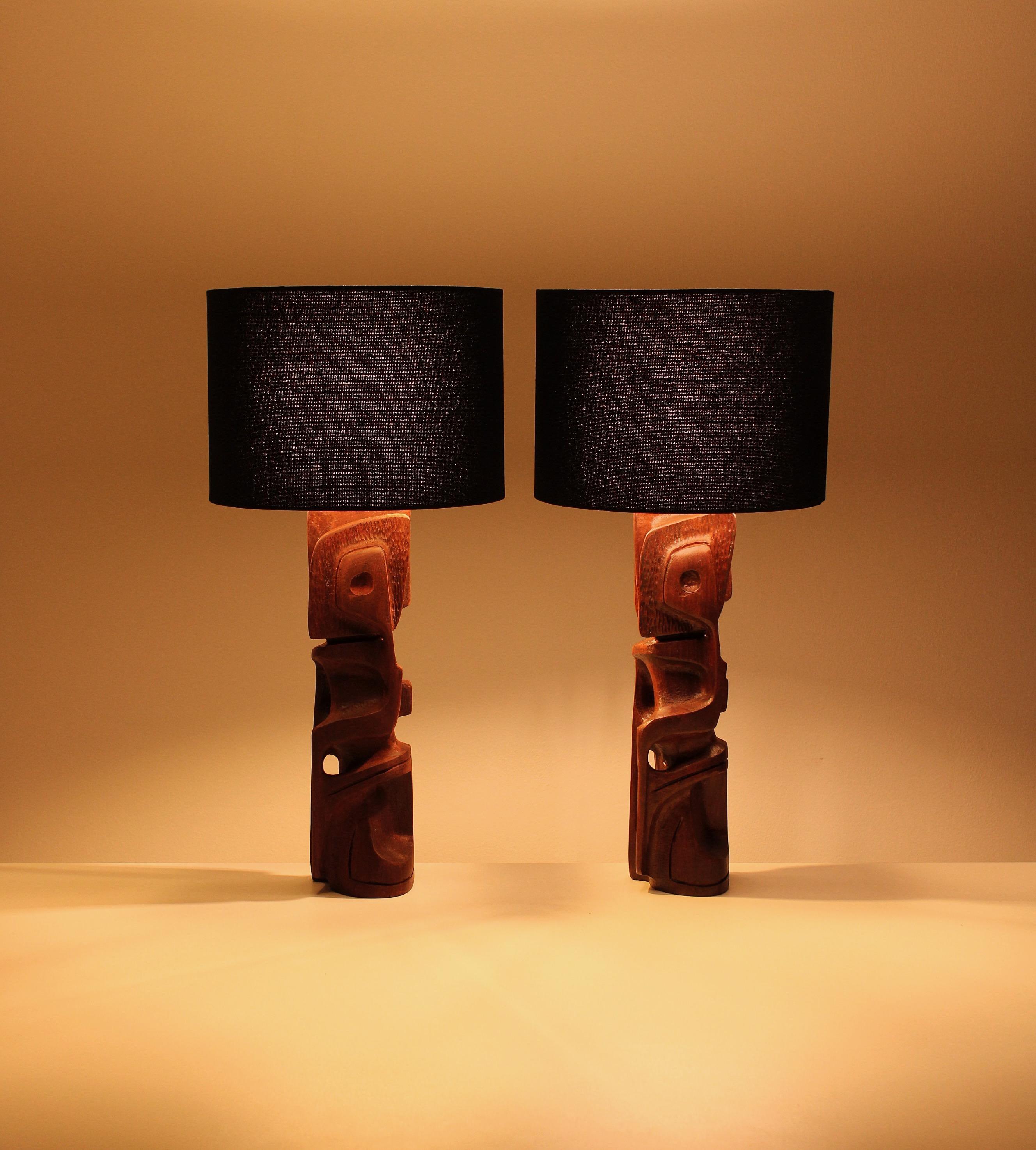 Mid-Century Modern Paire de lampes de table sculpturales en bois de Padouk de Gianni Pinna, 1970 en vente