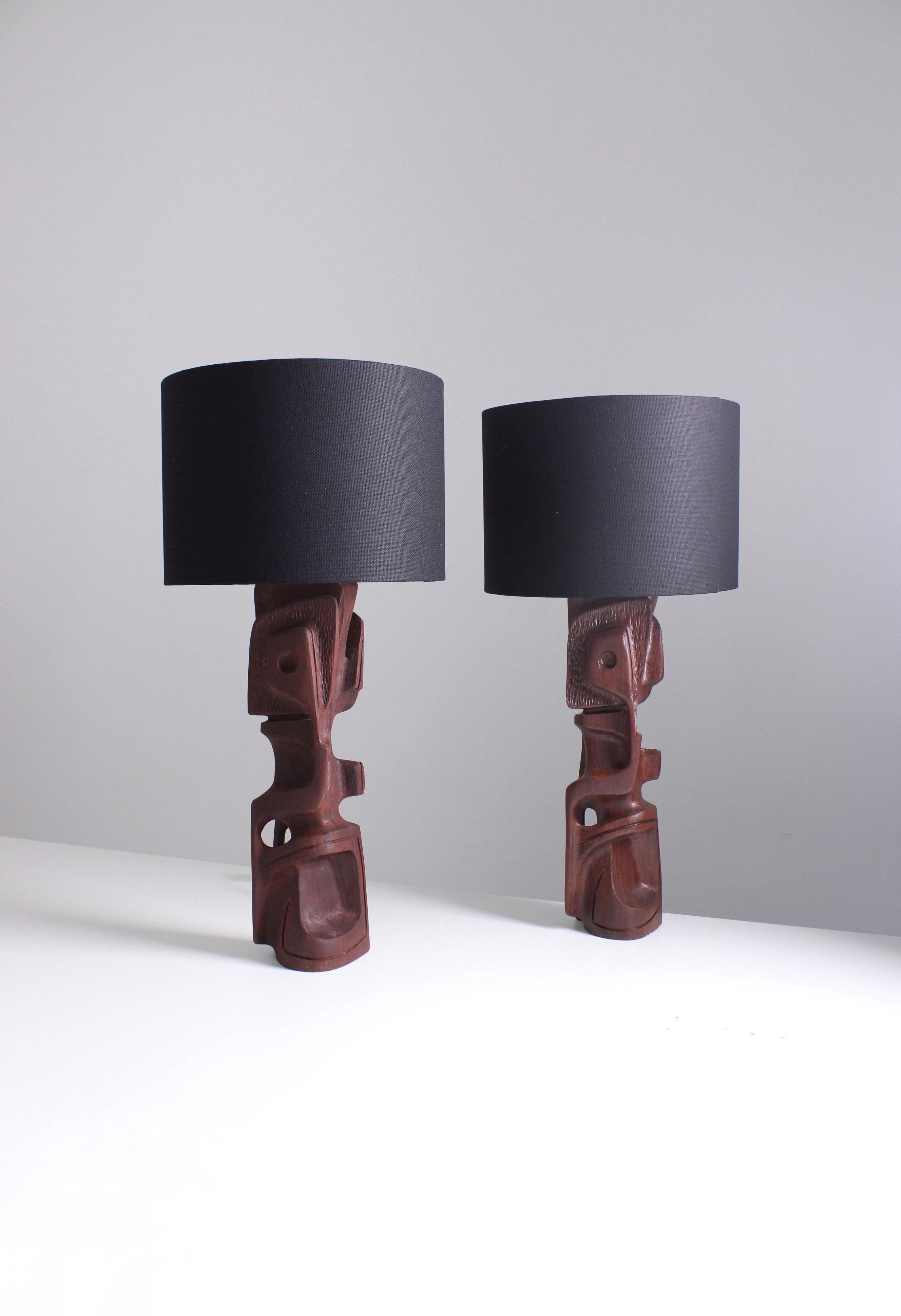 Italian Pair of sculptural table lamps in Padouk wood by Gianni Pinna, 1970s For Sale