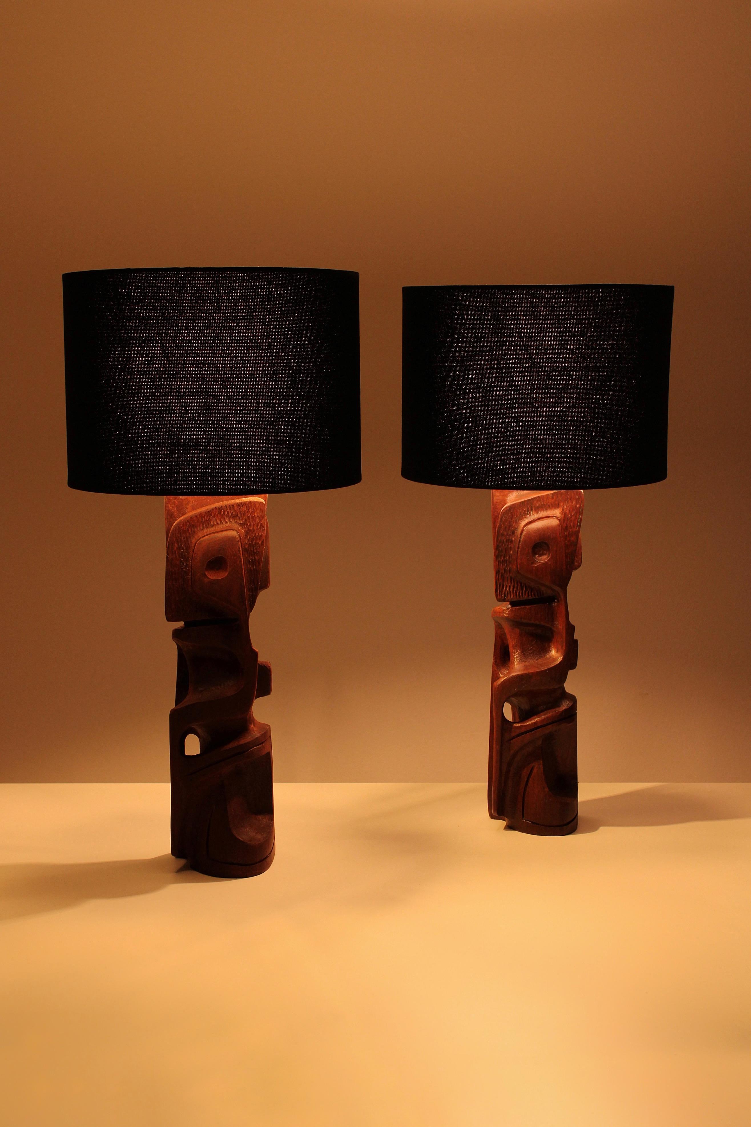 Pair of sculptural table lamps in Padouk wood by Gianni Pinna, 1970s In Excellent Condition For Sale In UTRECHT, NL