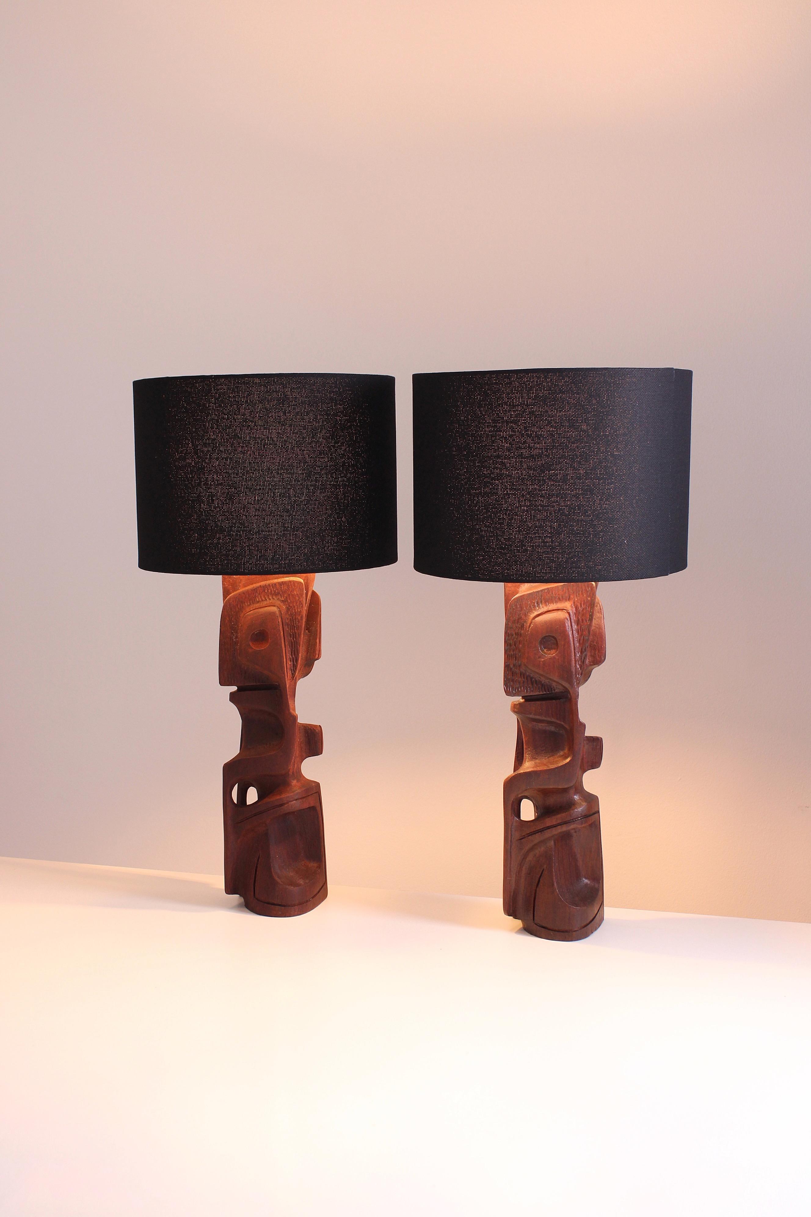 Late 20th Century Pair of sculptural table lamps in Padouk wood by Gianni Pinna, 1970s For Sale