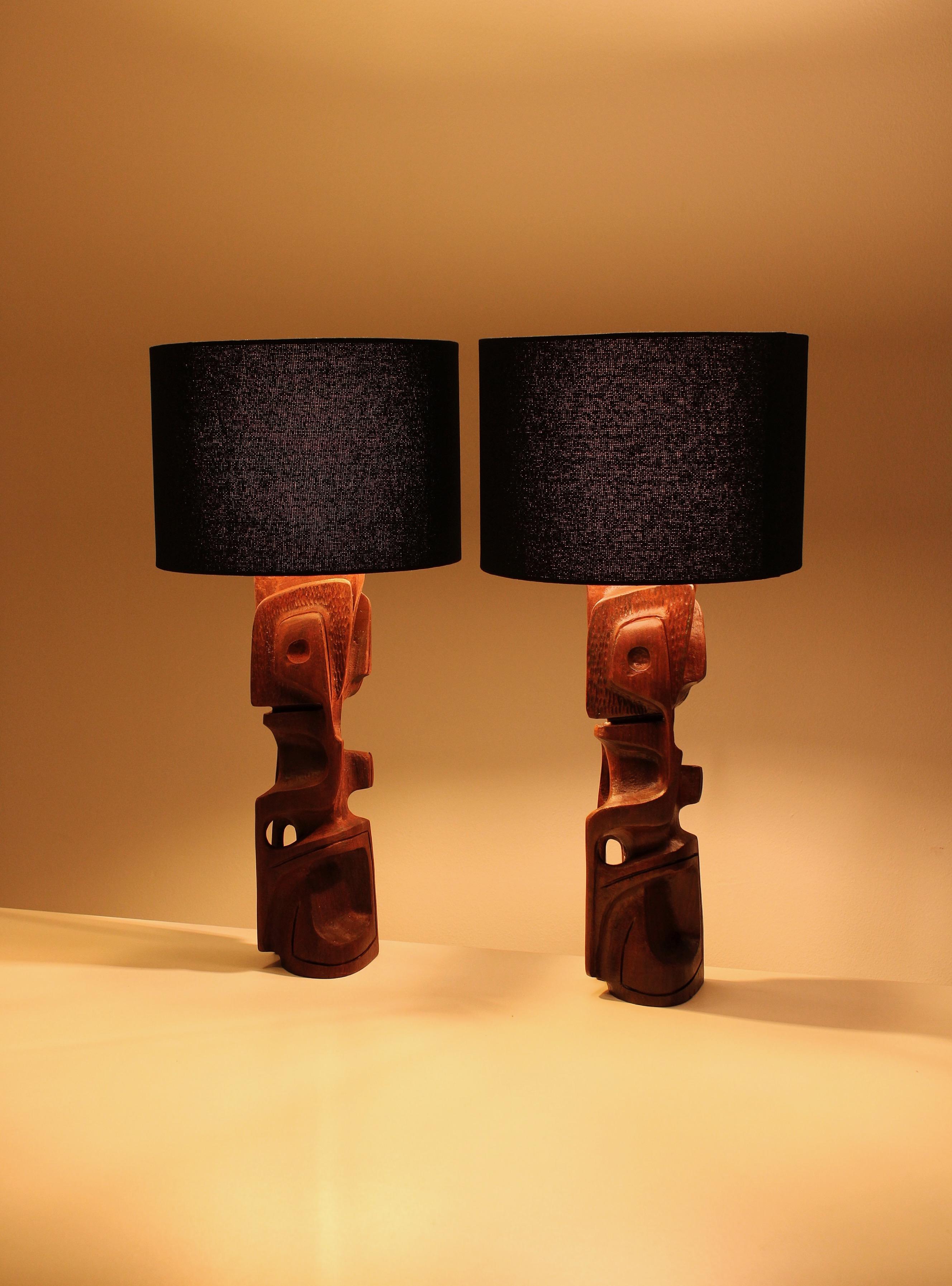 Pair of sculptural table lamps in Padouk wood by Gianni Pinna, 1970s For Sale 1