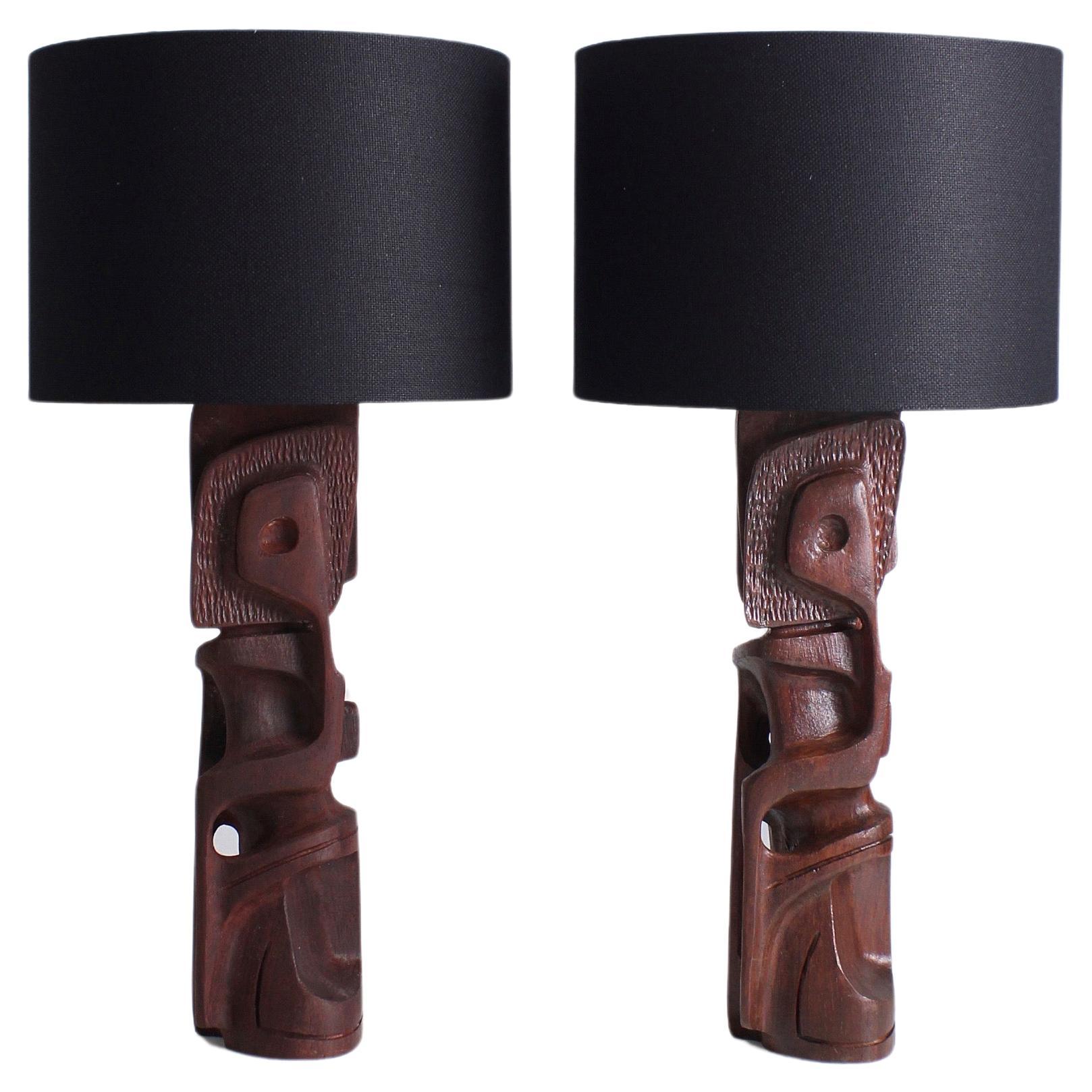 Pair of sculptural table lamps in Padouk wood by Gianni Pinna, 1970s For Sale