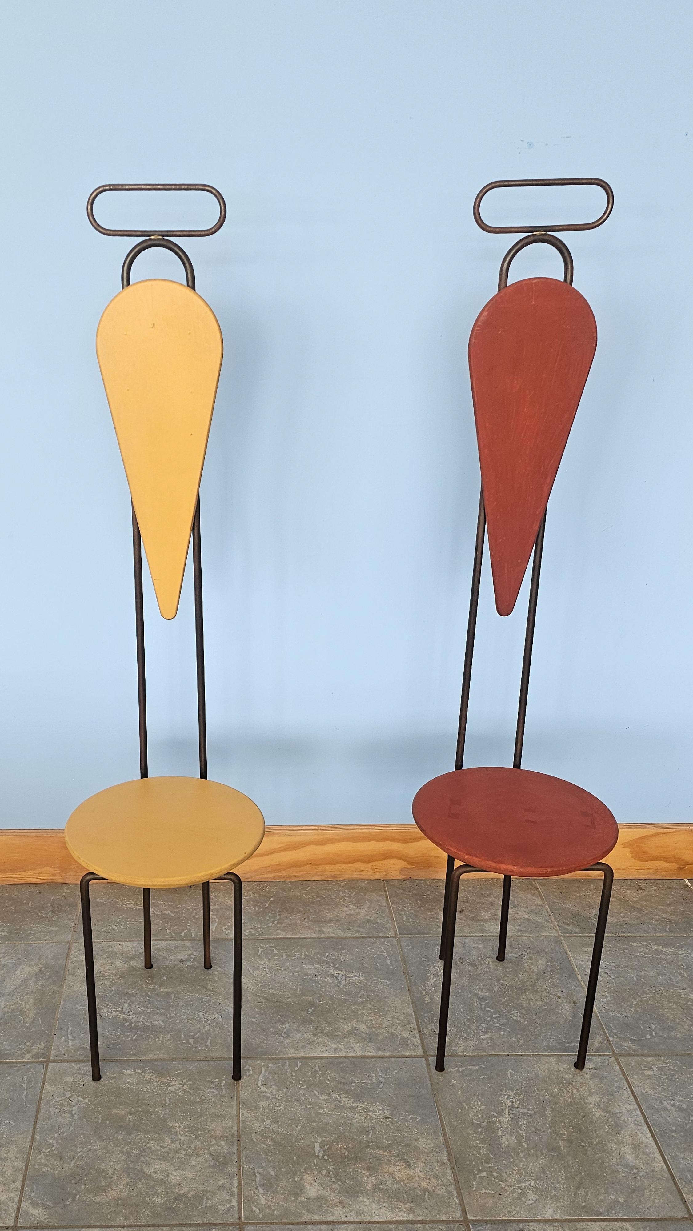 Krish Ruhs, ein amerikanischer Künstler, entwarf diese beiden Stühle für eine Einzelausstellung, die von Cappellini gesponsert und 1990 im Carugo Showroom präsentiert wurde. Handwerkliches Geschick, die Inspiration durch die Natur und die Verwendung