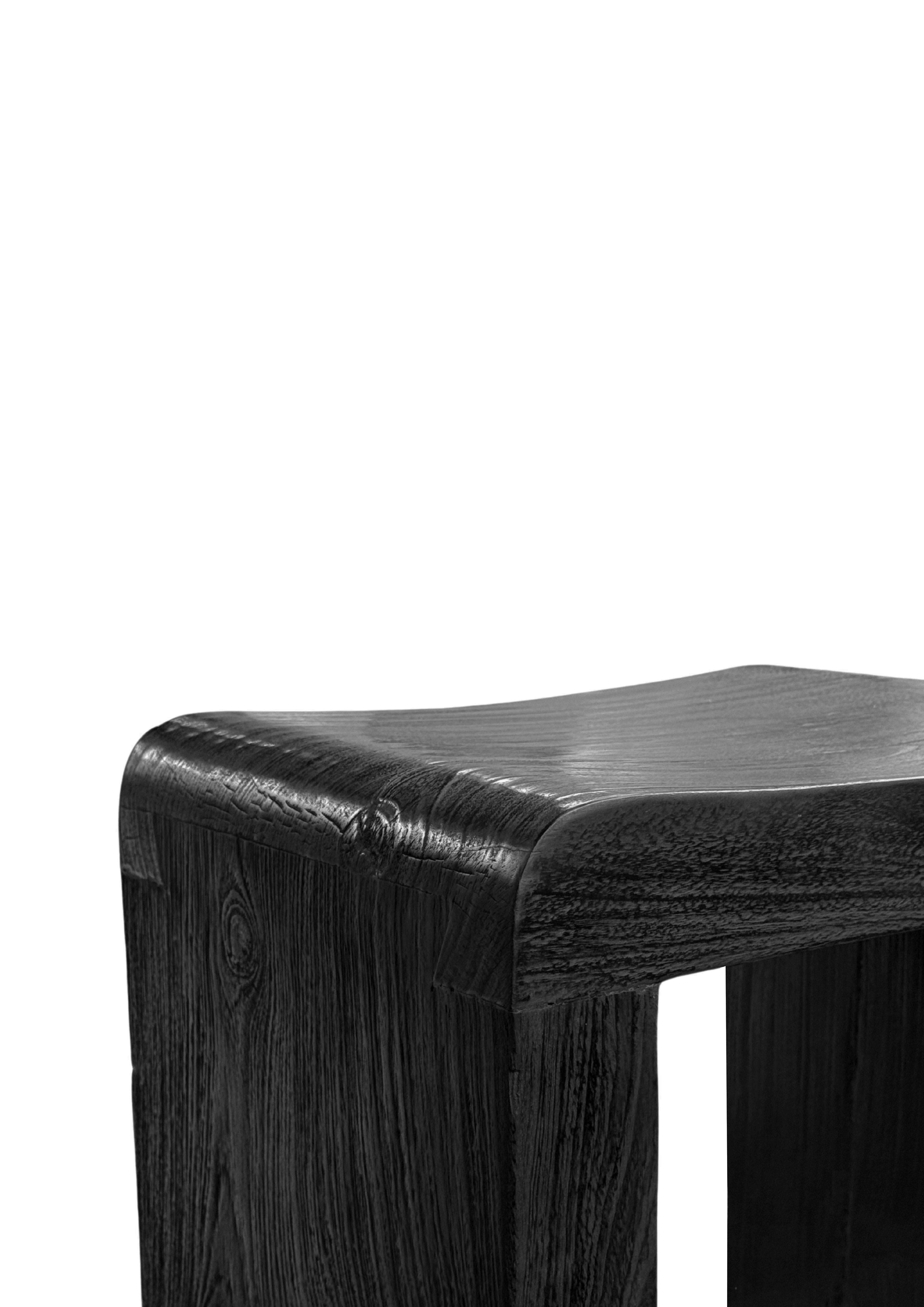 Indonésien Paire de tabourets sculpturaux en bois de teck, finition brûlée en vente