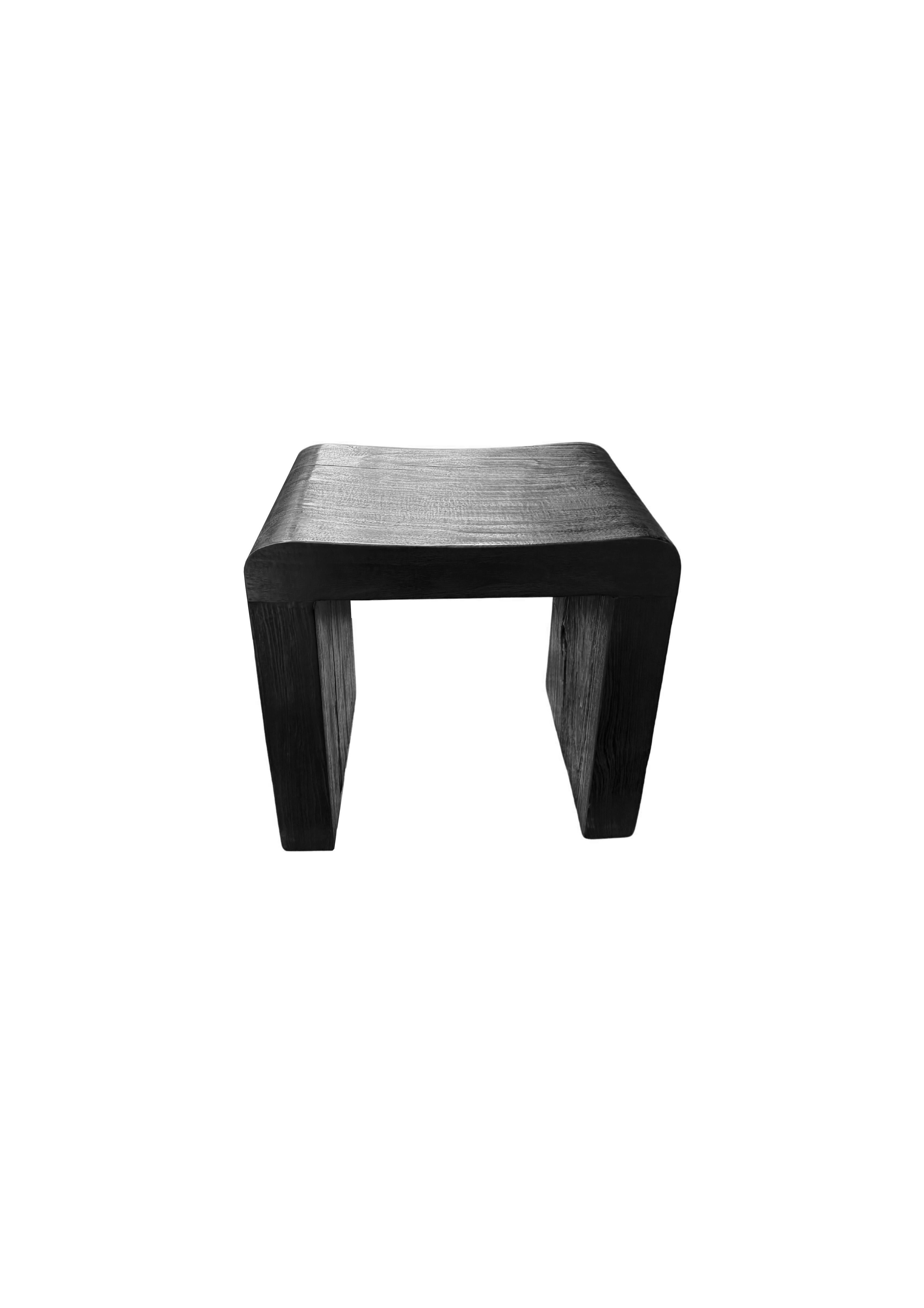Fait main Paire de tabourets sculpturaux en bois de teck, finition brûlée en vente