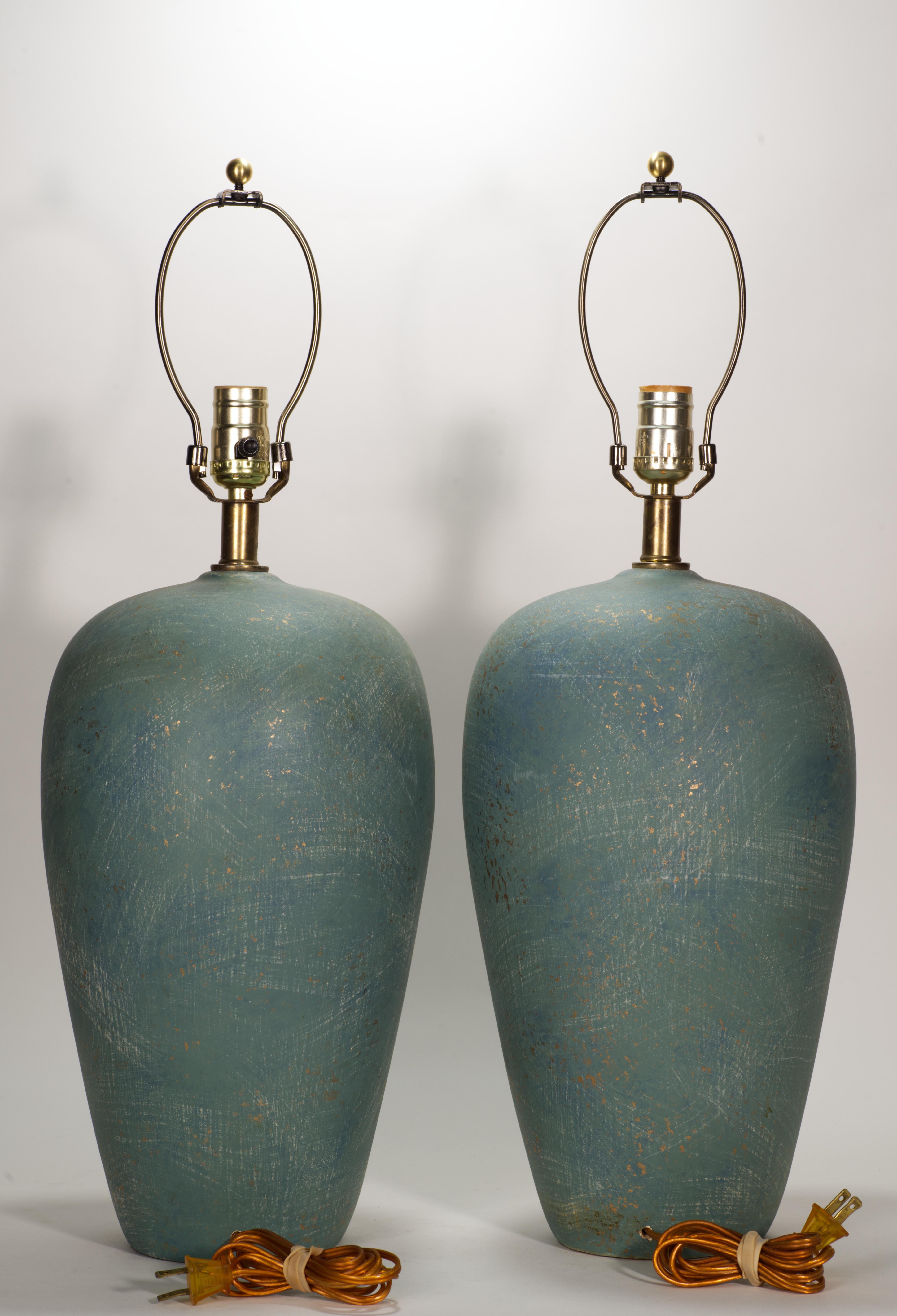 Pareja de lámparas de sobremesa escultóricas de cerámica verde azulado, Modernas de los años 1960-1970 Moderno de mediados de siglo en venta