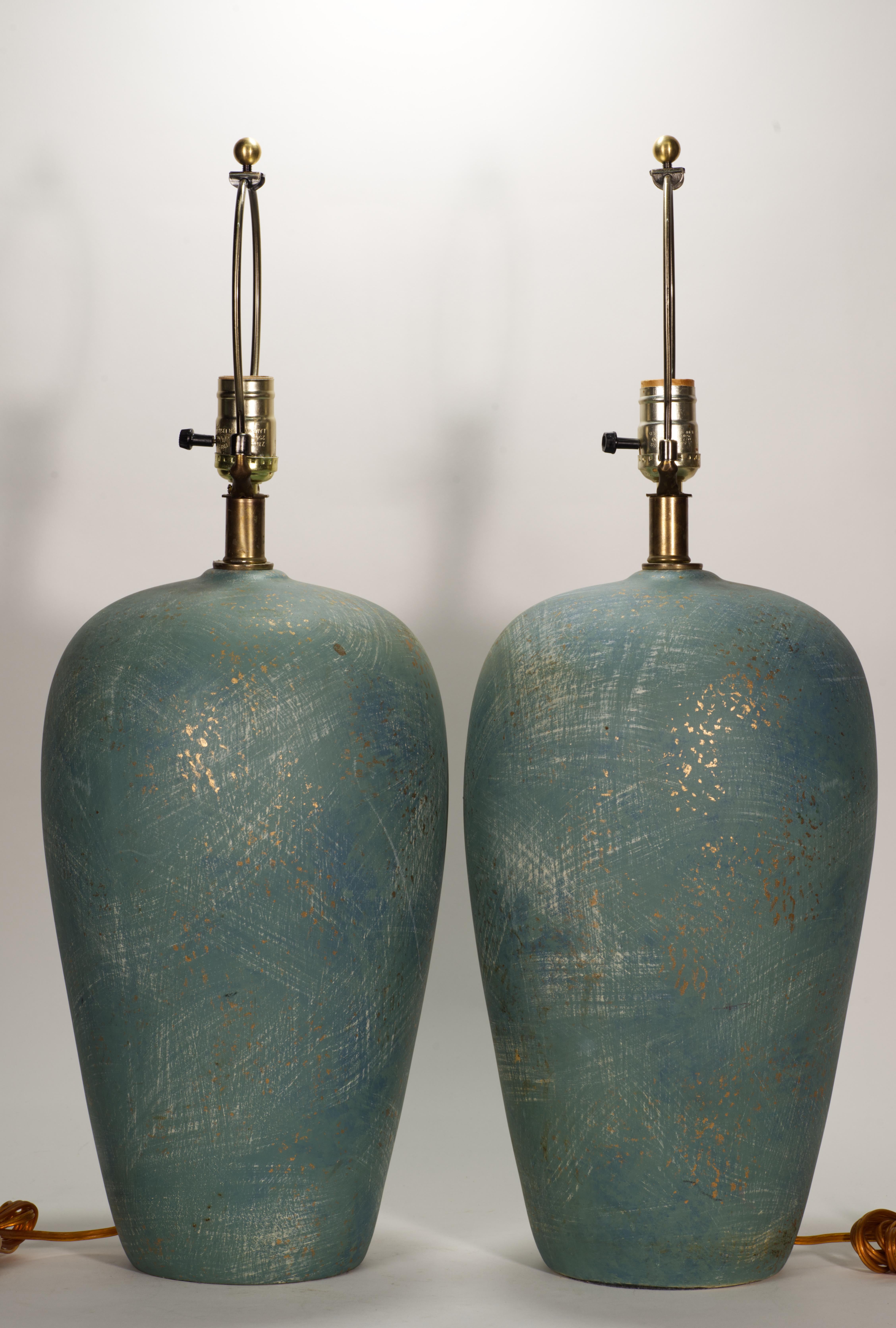 Pareja de lámparas de sobremesa escultóricas de cerámica verde azulado, Modernas de los años 1960-1970 Estadounidense en venta