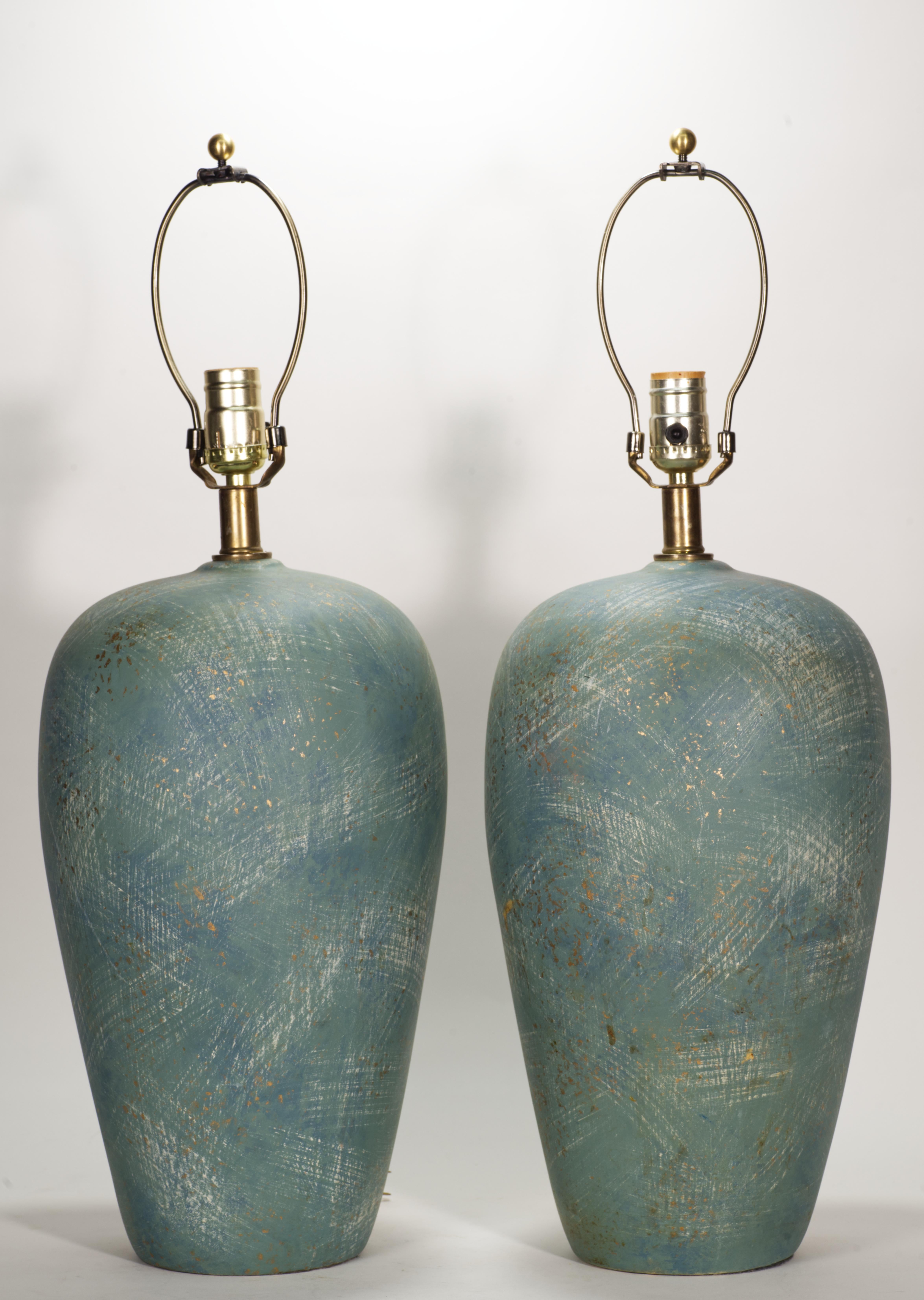 Pareja de lámparas de sobremesa escultóricas de cerámica verde azulado, Modernas de los años 1960-1970 Glaseado en venta