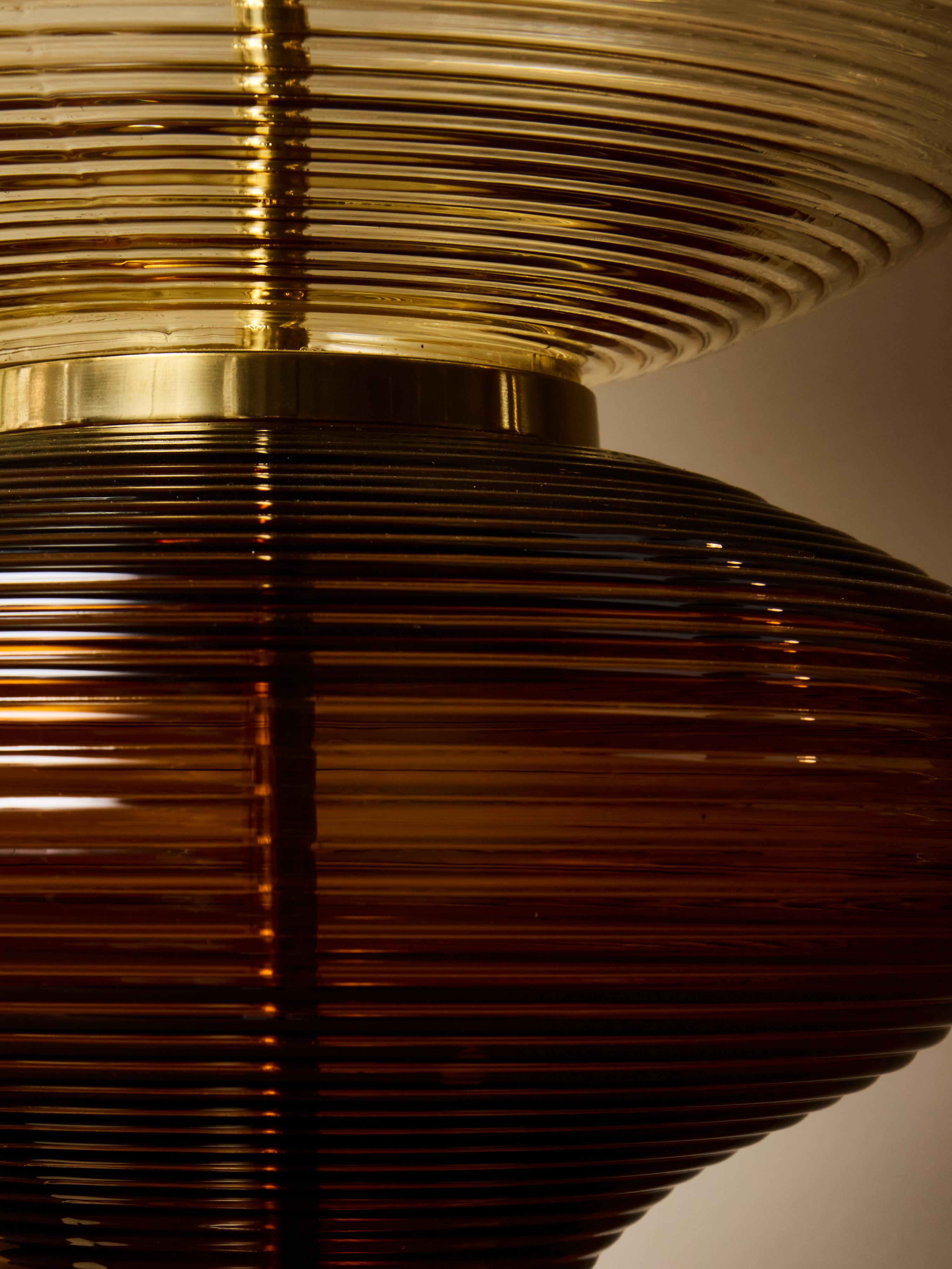 Coppia di lampade da tavolo scultoree in vetro a coste, nei colori ambra e fumo in vendita 3