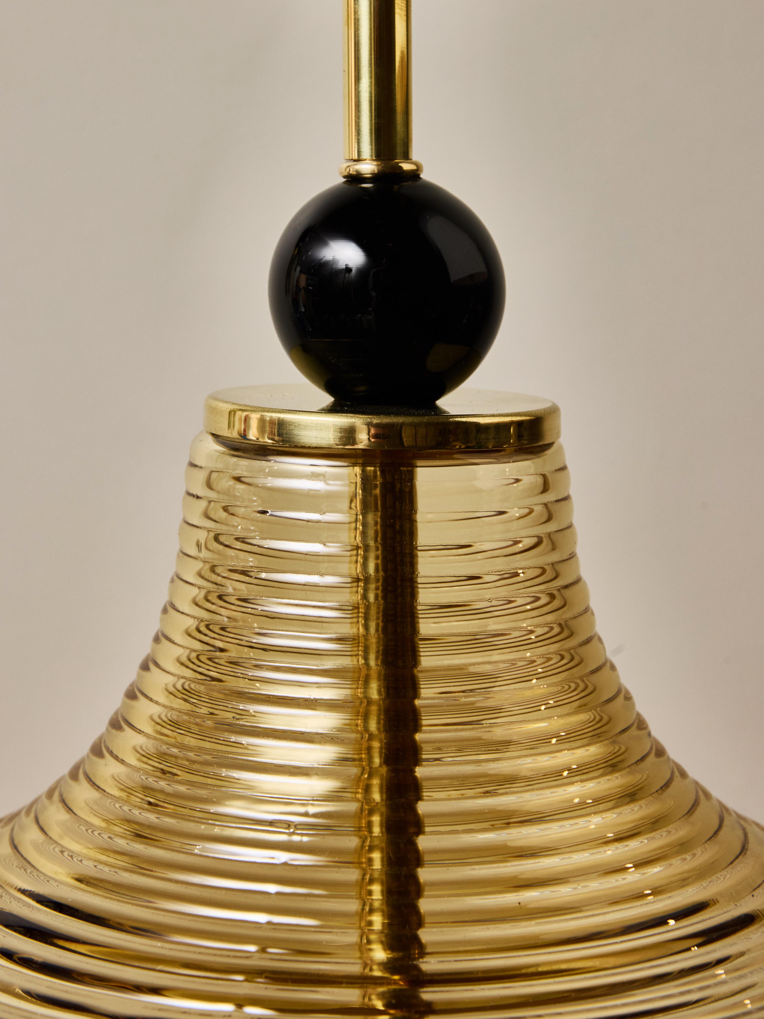 Coppia di lampade da tavolo scultoree in vetro a coste, nei colori ambra e fumo in vendita 4