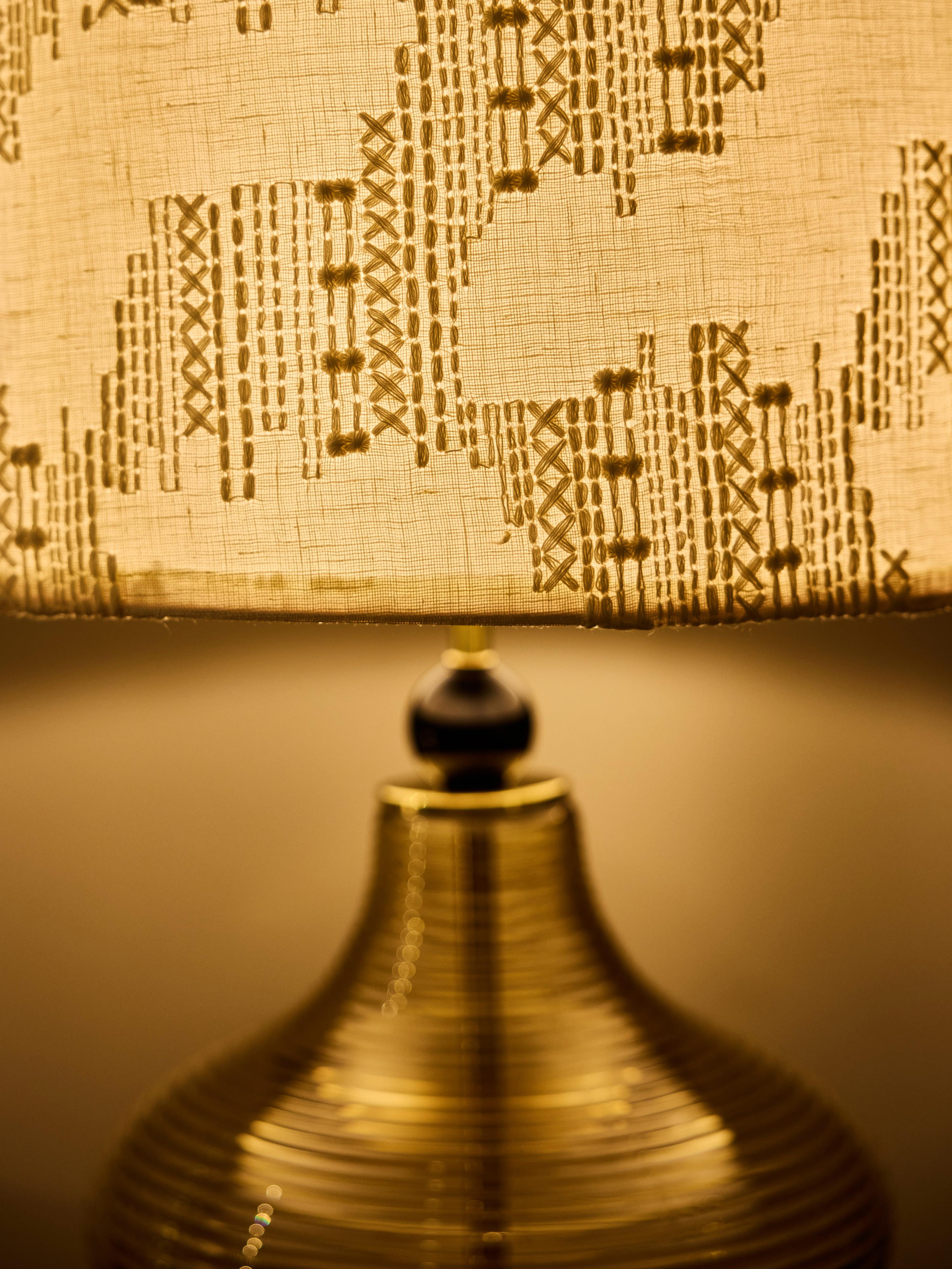 Coppia di lampade da tavolo scultoree in vetro a coste, nei colori ambra e fumo in vendita 5