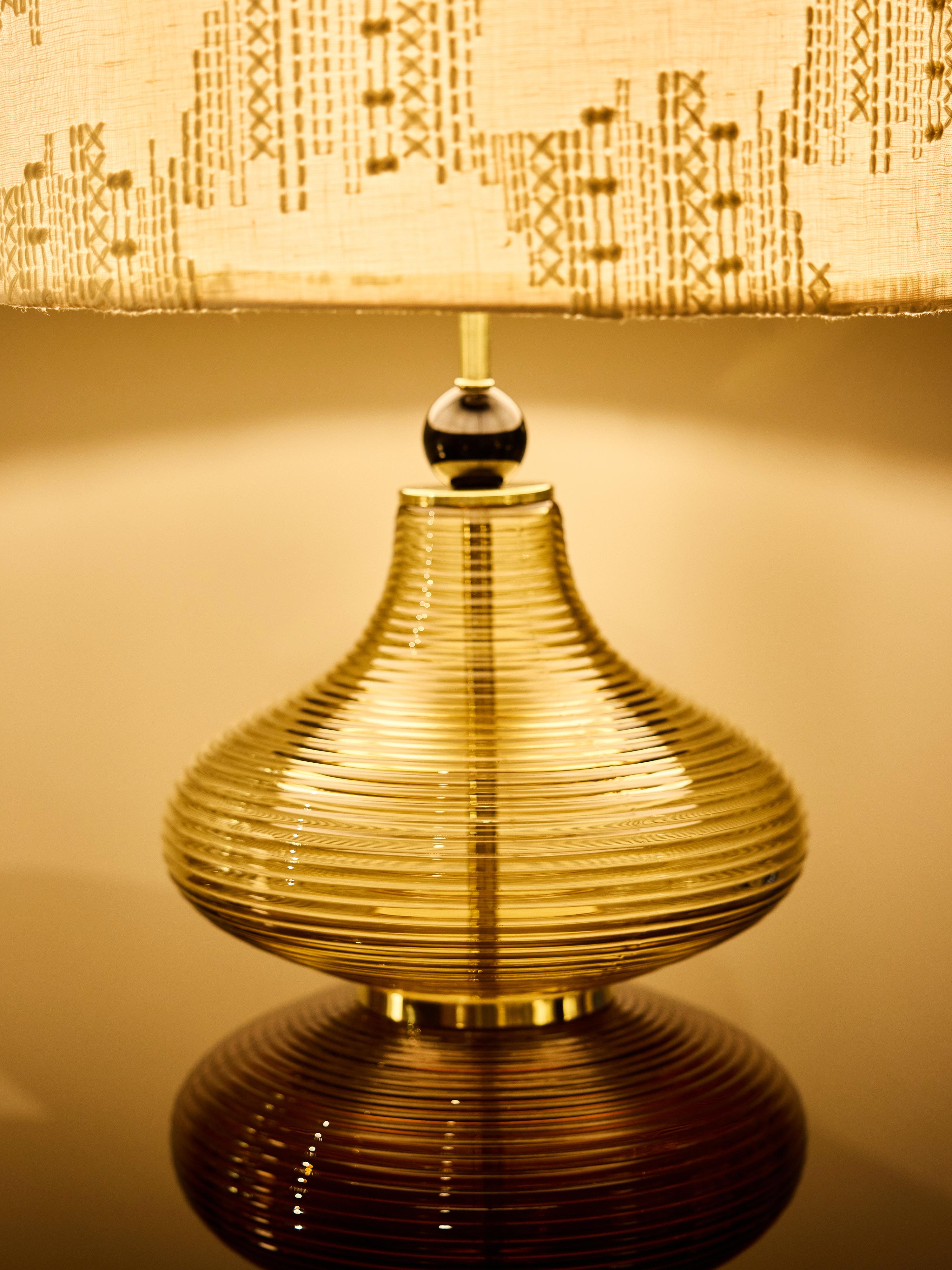 Coppia di lampade da tavolo scultoree in vetro a coste, nei colori ambra e fumo in vendita 6