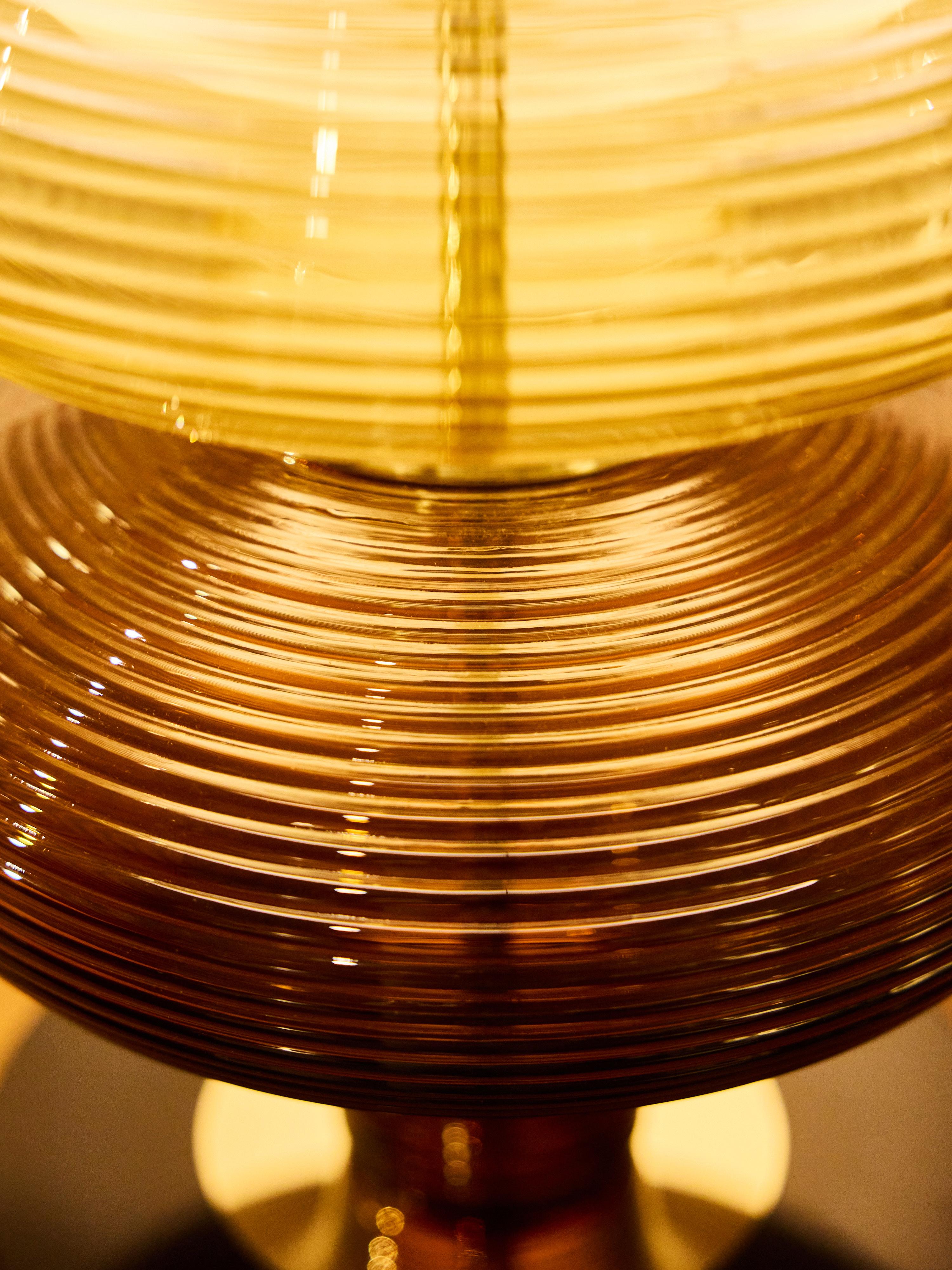 Coppia di lampade da tavolo scultoree in vetro a coste, nei colori ambra e fumo in vendita 7