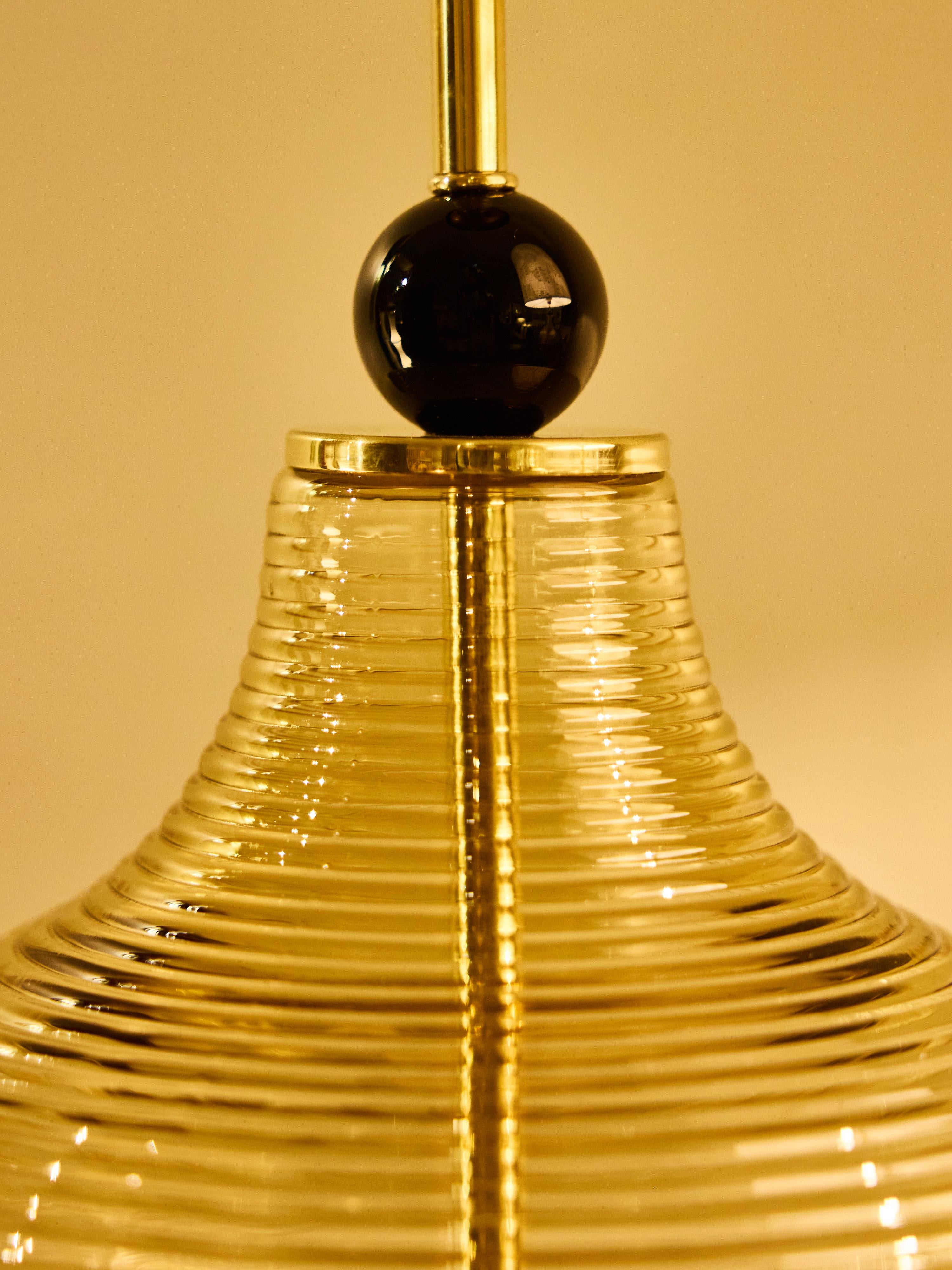 Coppia di lampade da tavolo scultoree in vetro a coste, nei colori ambra e fumo in vendita 8