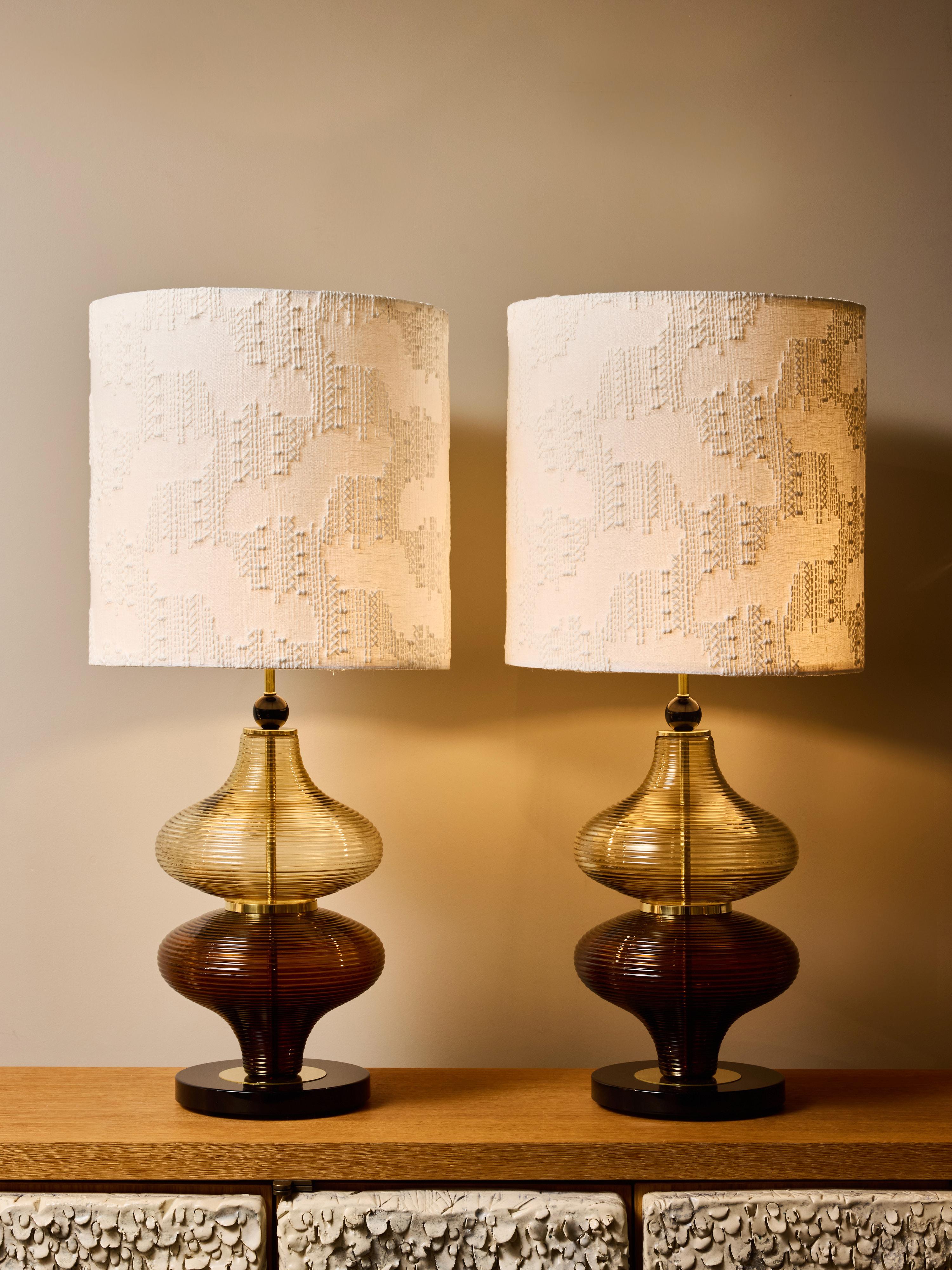 Mid-Century moderno Coppia di lampade da tavolo scultoree in vetro a coste, nei colori ambra e fumo in vendita