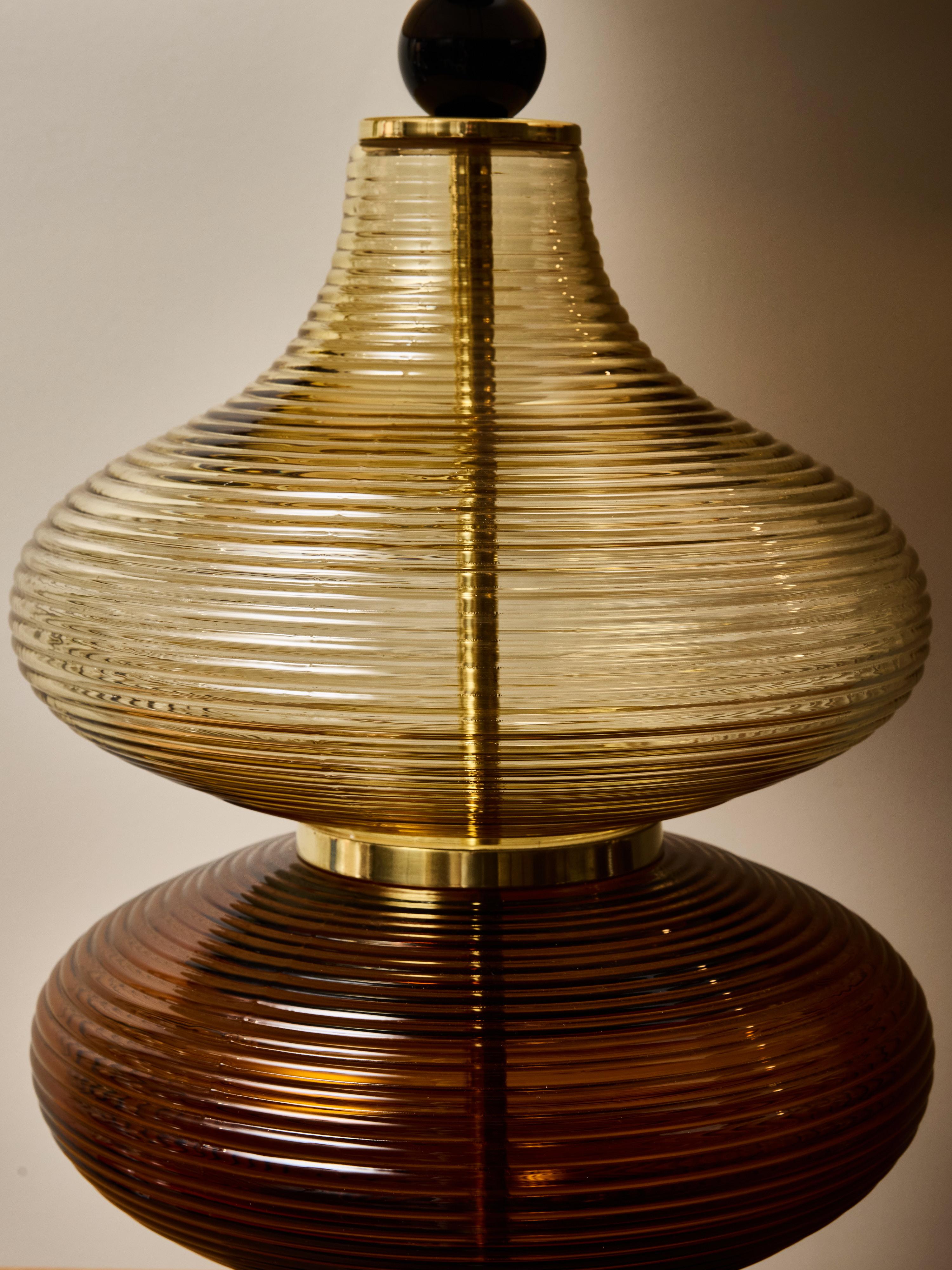 Italiano Coppia di lampade da tavolo scultoree in vetro a coste, nei colori ambra e fumo in vendita