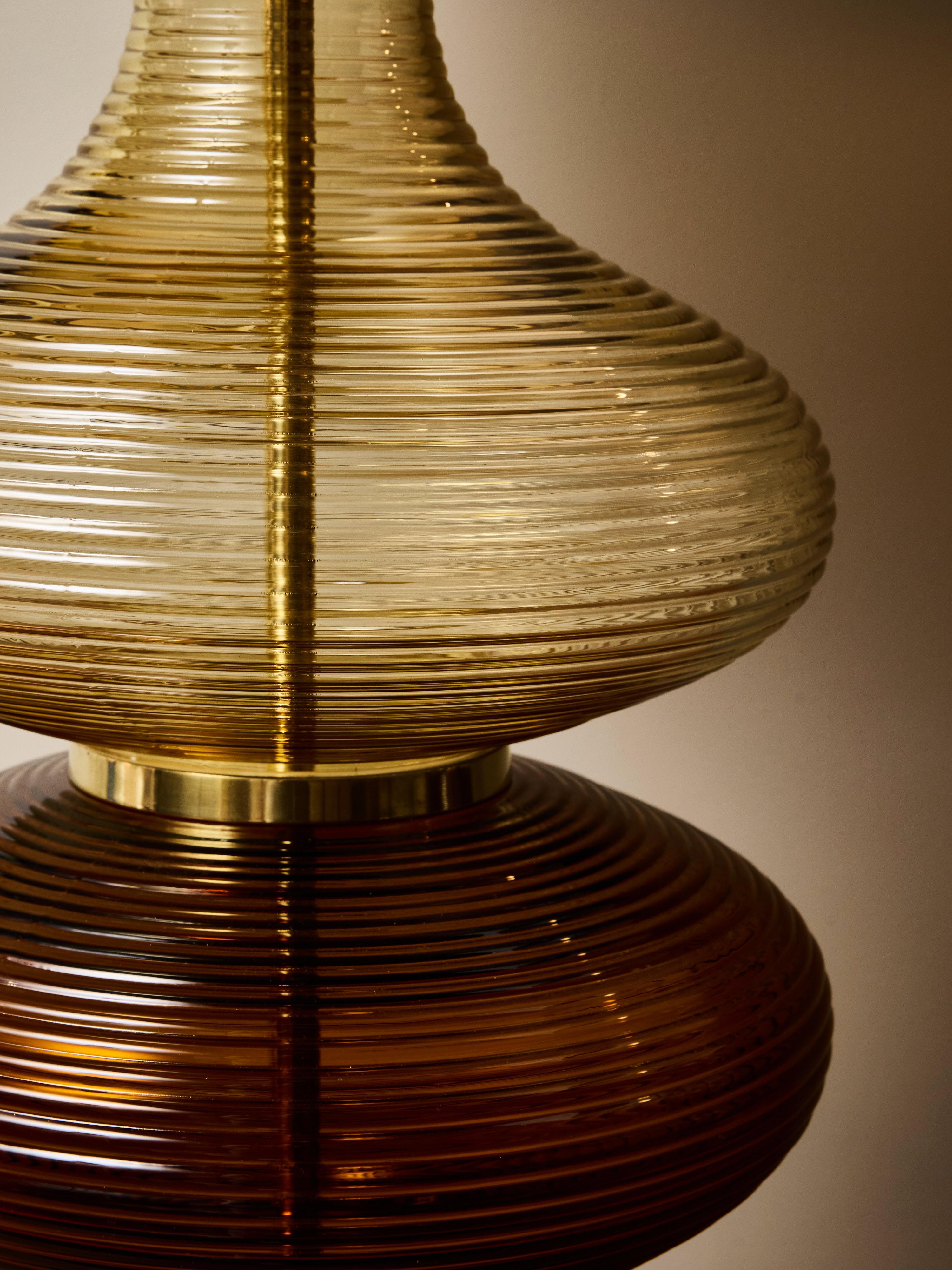 Coppia di lampade da tavolo scultoree in vetro a coste, nei colori ambra e fumo In condizioni Nuovo in vendita a Saint-Ouen, IDF