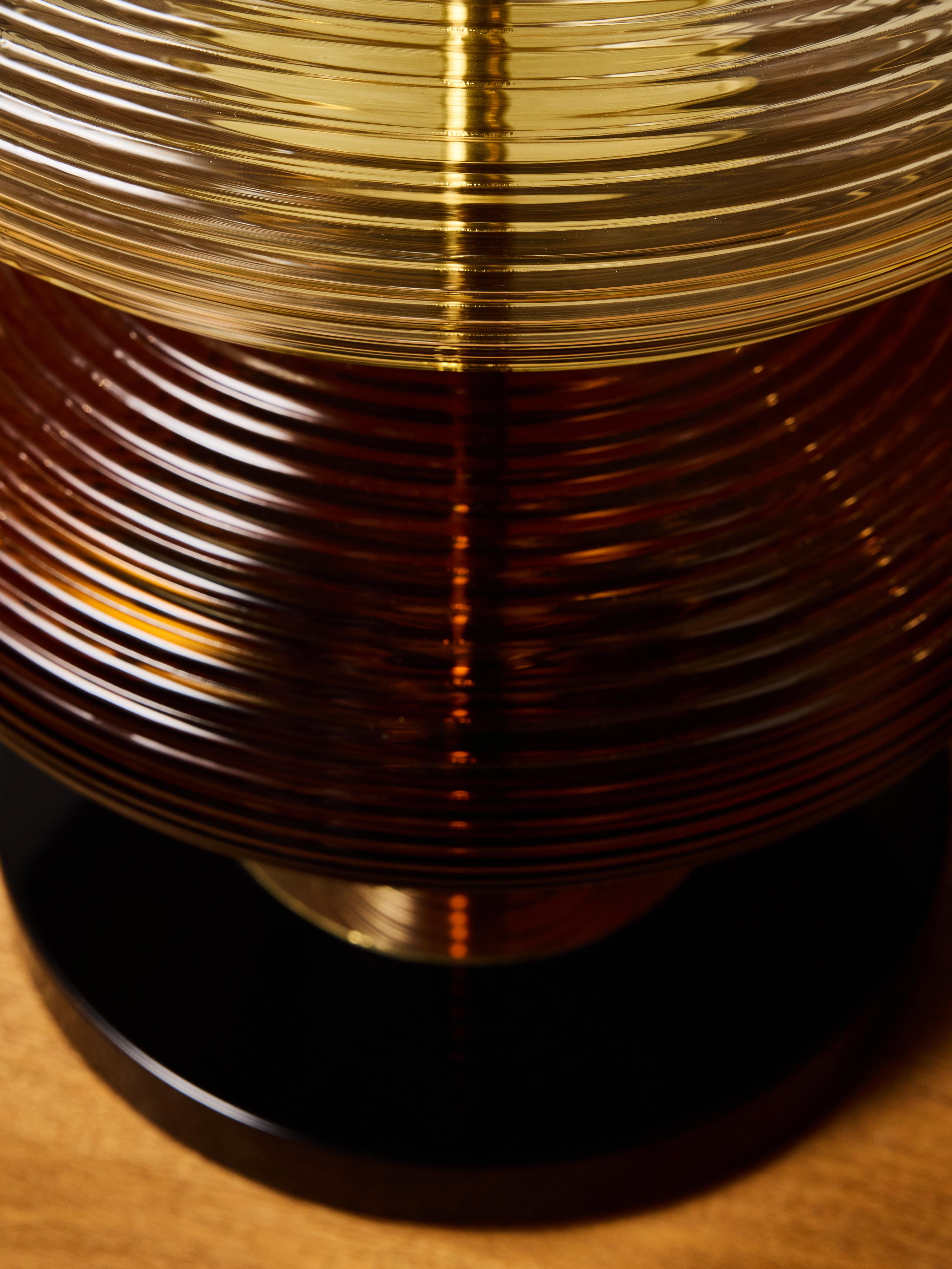 XXI secolo e contemporaneo Coppia di lampade da tavolo scultoree in vetro a coste, nei colori ambra e fumo in vendita