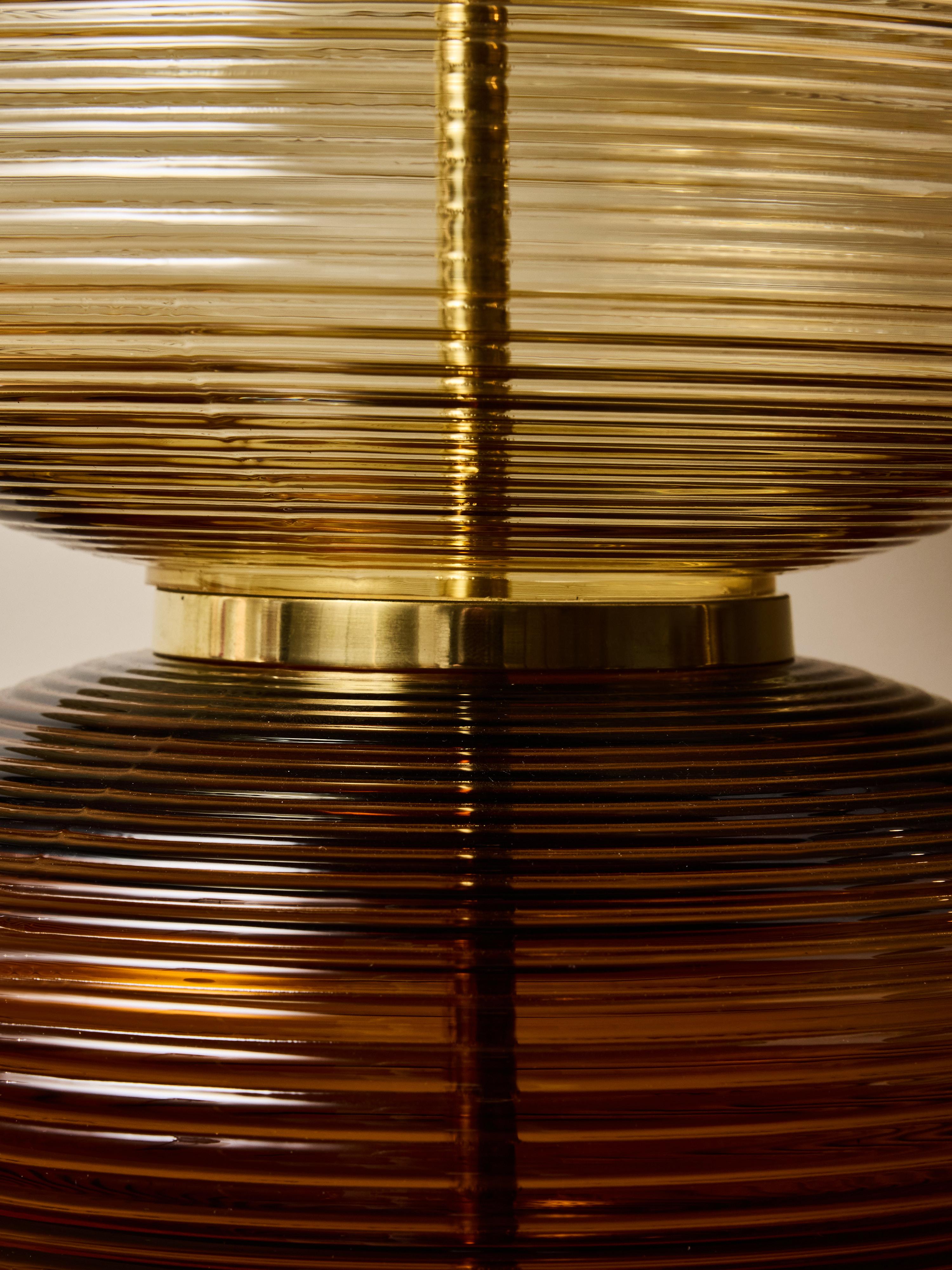 Ottone Coppia di lampade da tavolo scultoree in vetro a coste, nei colori ambra e fumo in vendita