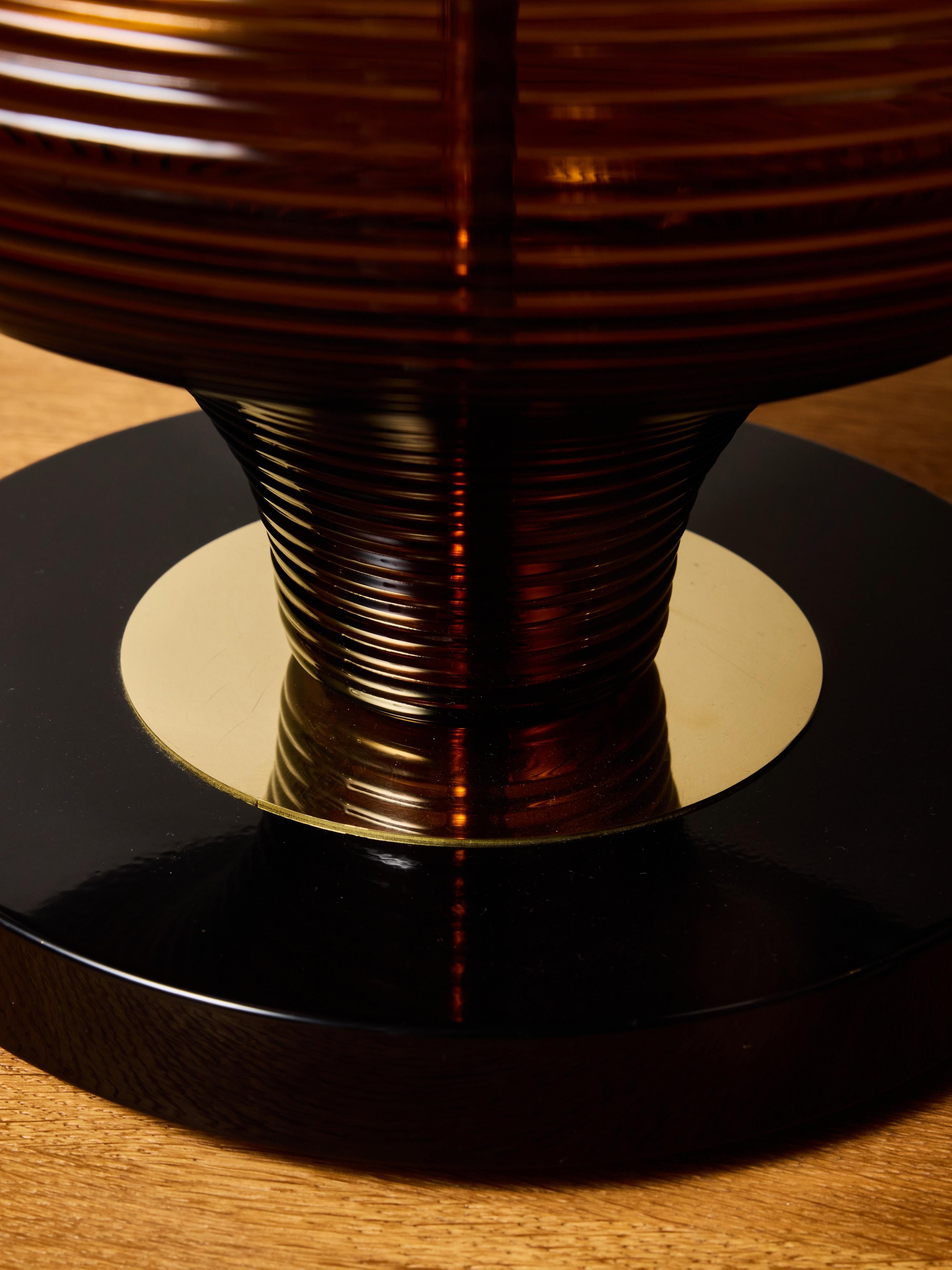 Coppia di lampade da tavolo scultoree in vetro a coste, nei colori ambra e fumo in vendita 1