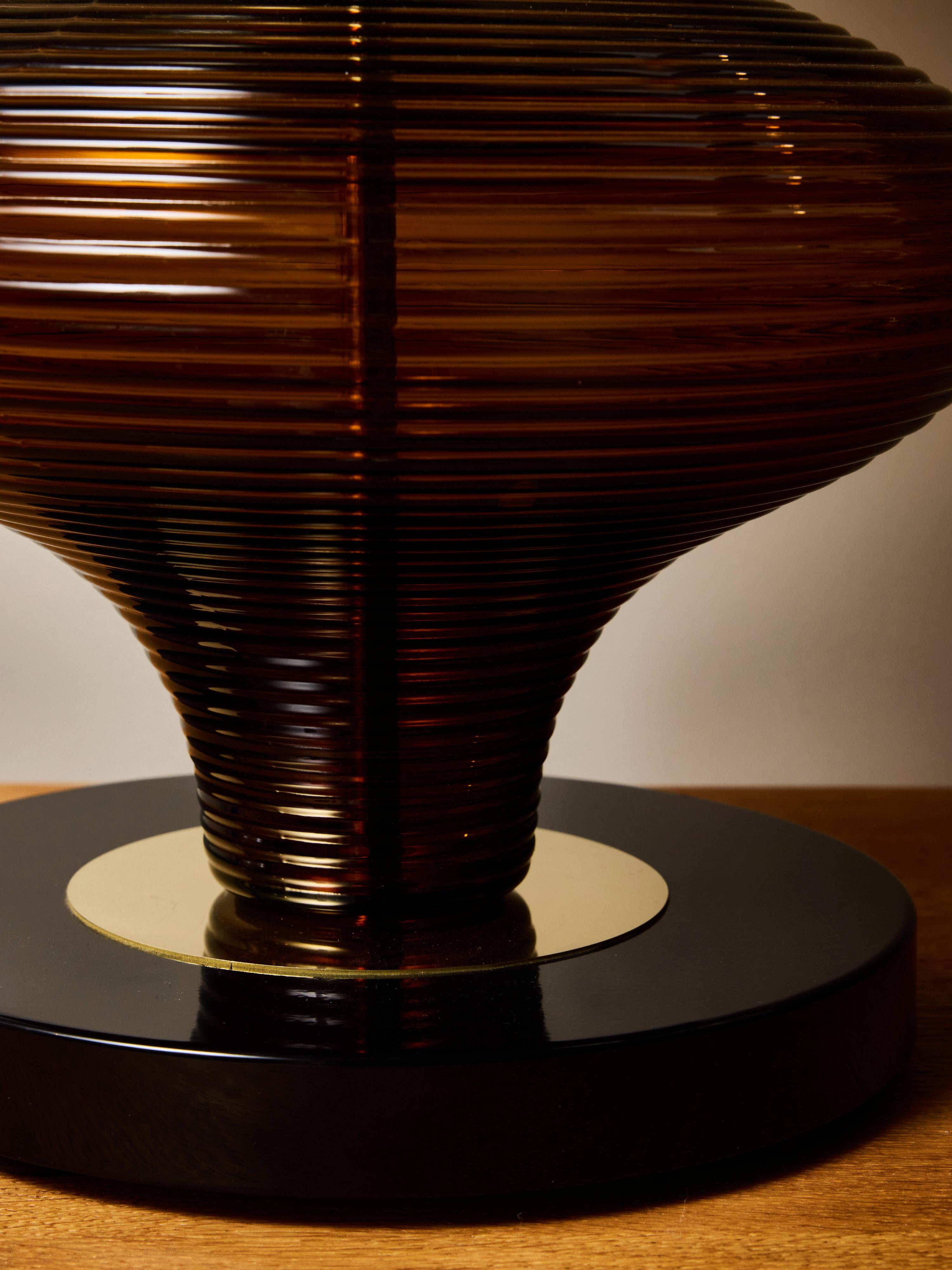 Coppia di lampade da tavolo scultoree in vetro a coste, nei colori ambra e fumo in vendita 2