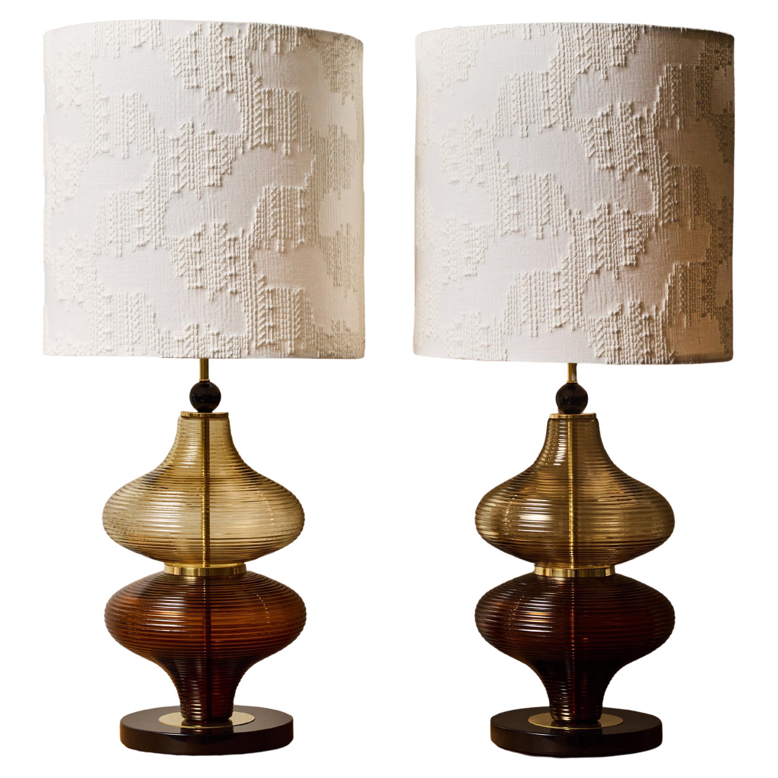 Coppia di lampade da tavolo scultoree in vetro a coste, nei colori ambra e fumo in vendita