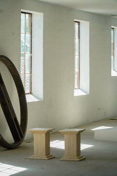 Coppia di piedistalli scultorei in travertino in stile postmoderno, anni ’80