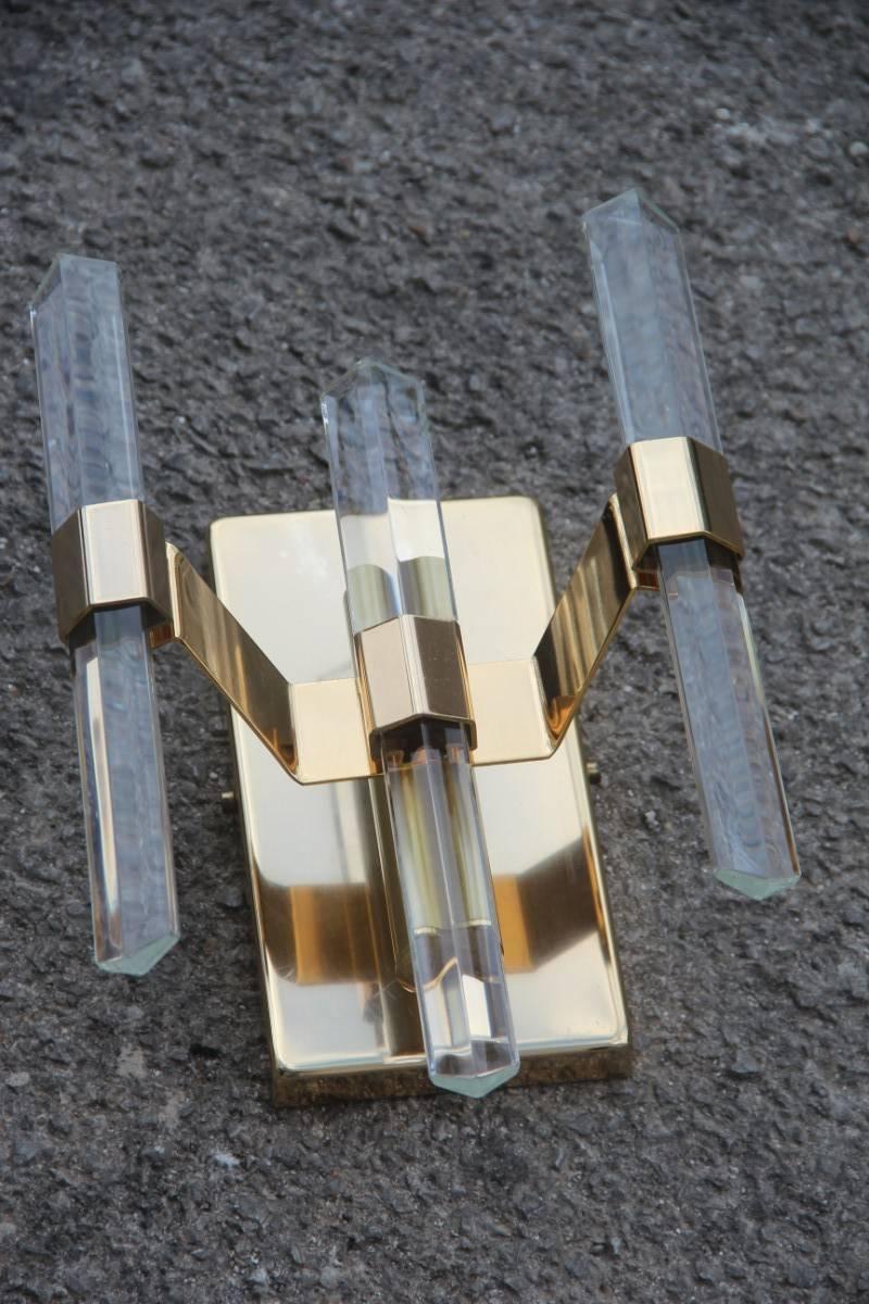 Paar skulpturale Wandleuchter 1970 goldfarbenes Metall, Sciolari-Design, großes modernistisches Kristallglas.