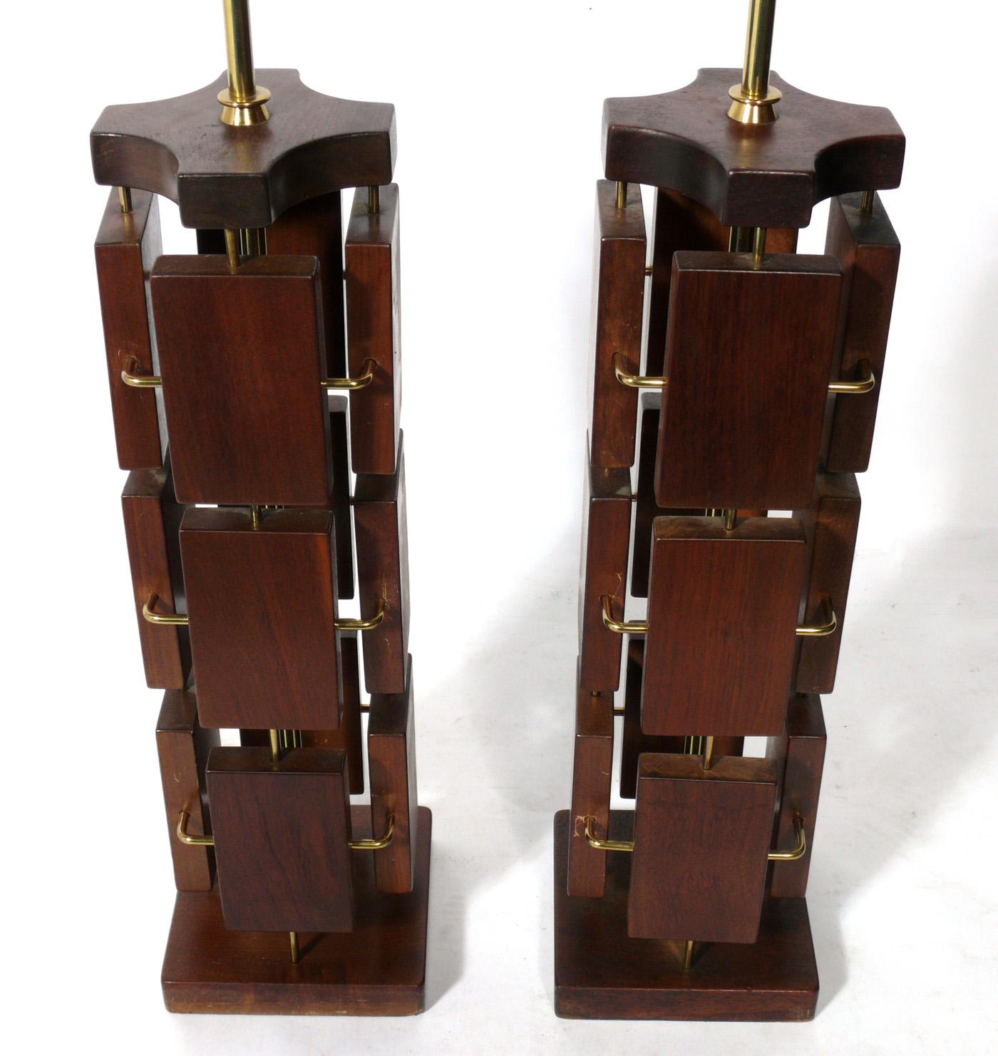 Pair of Sculptural Walnut and Brass Mid-Century Modern Lamps In Good Condition For Sale In Atlanta, GA