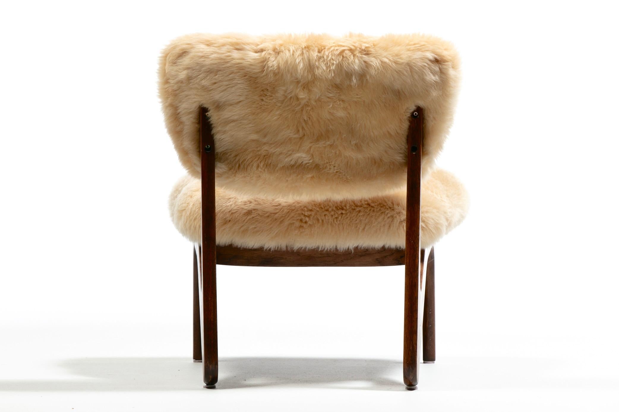 Paire de chaises pantoufles sculpturales en noyer avec des peaux de mouton neuves de couleur crème caramel en vente 3