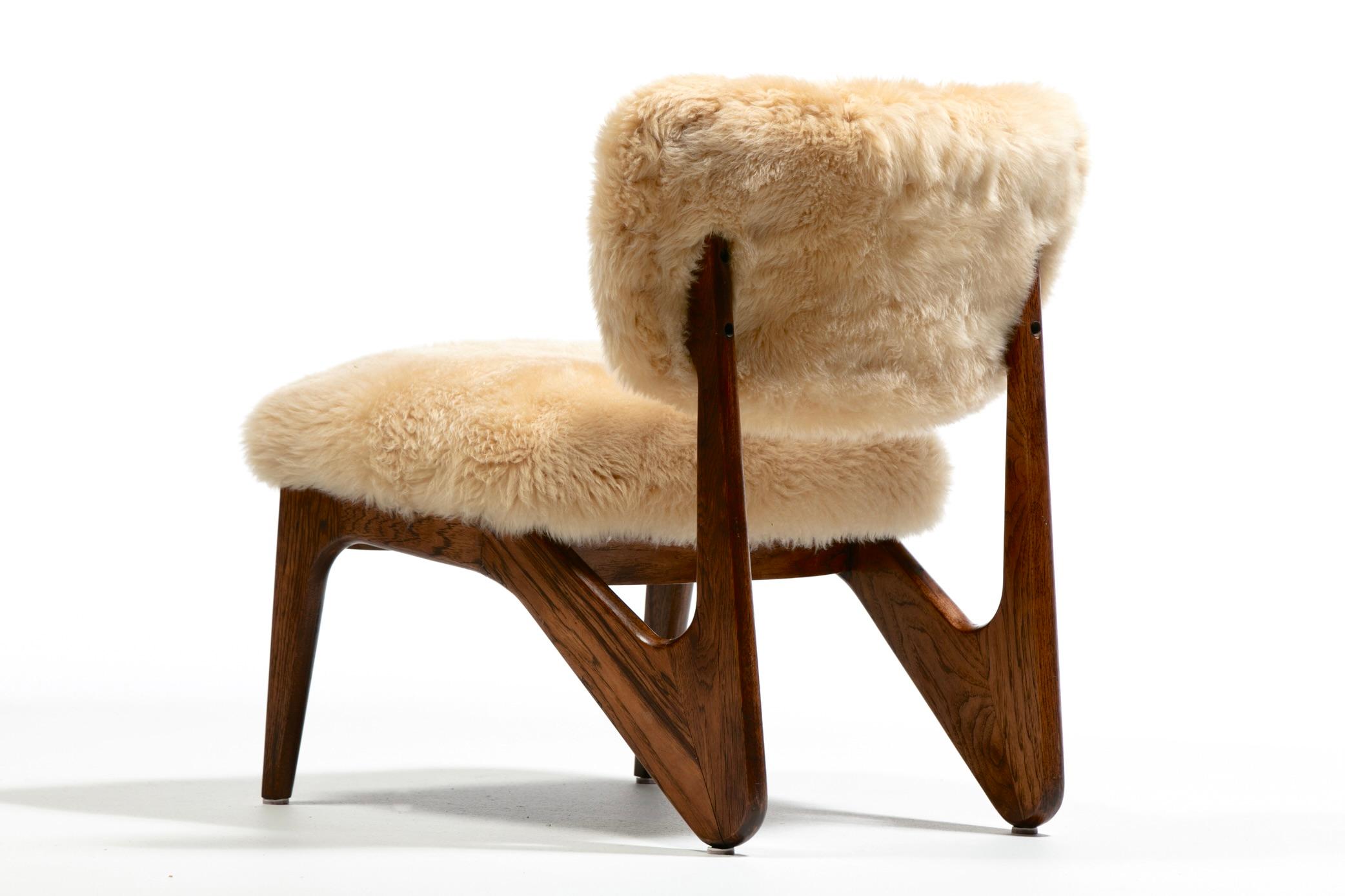 Paire de chaises pantoufles sculpturales en noyer avec des peaux de mouton neuves de couleur crème caramel en vente 4
