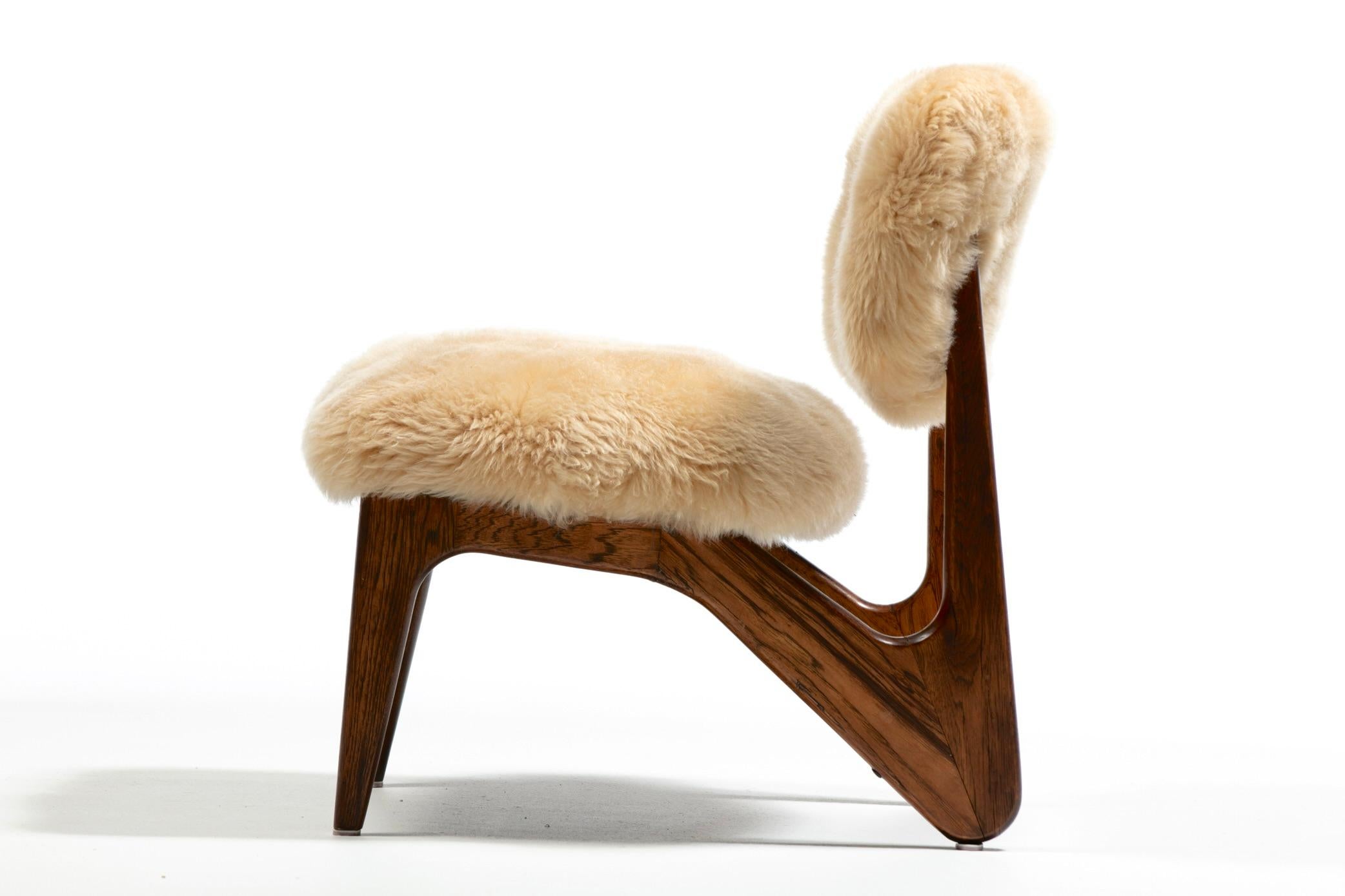 Paire de chaises pantoufles sculpturales en noyer avec des peaux de mouton neuves de couleur crème caramel en vente 5