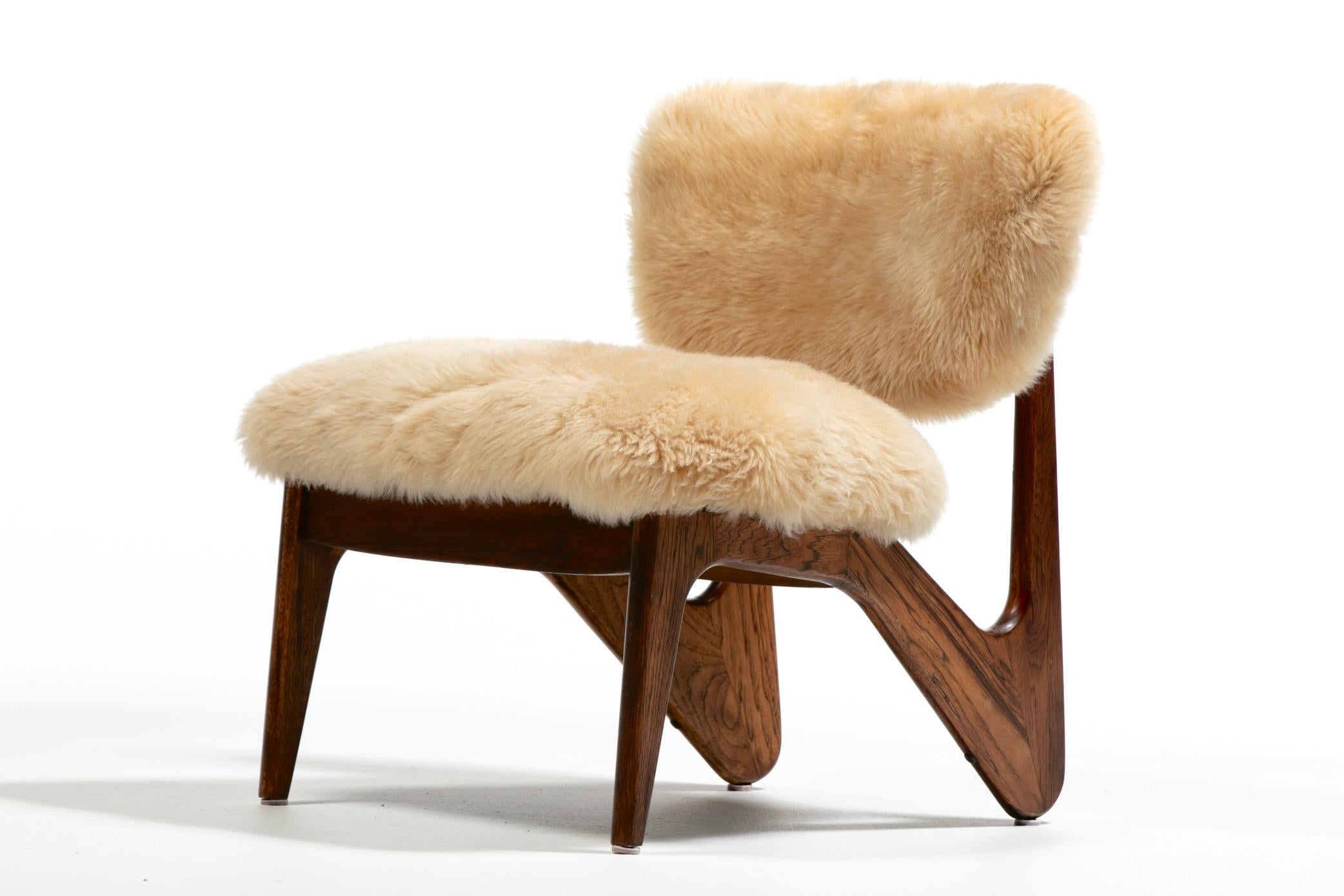 Paire de chaises pantoufles sculpturales en noyer avec des peaux de mouton neuves de couleur crème caramel en vente 6