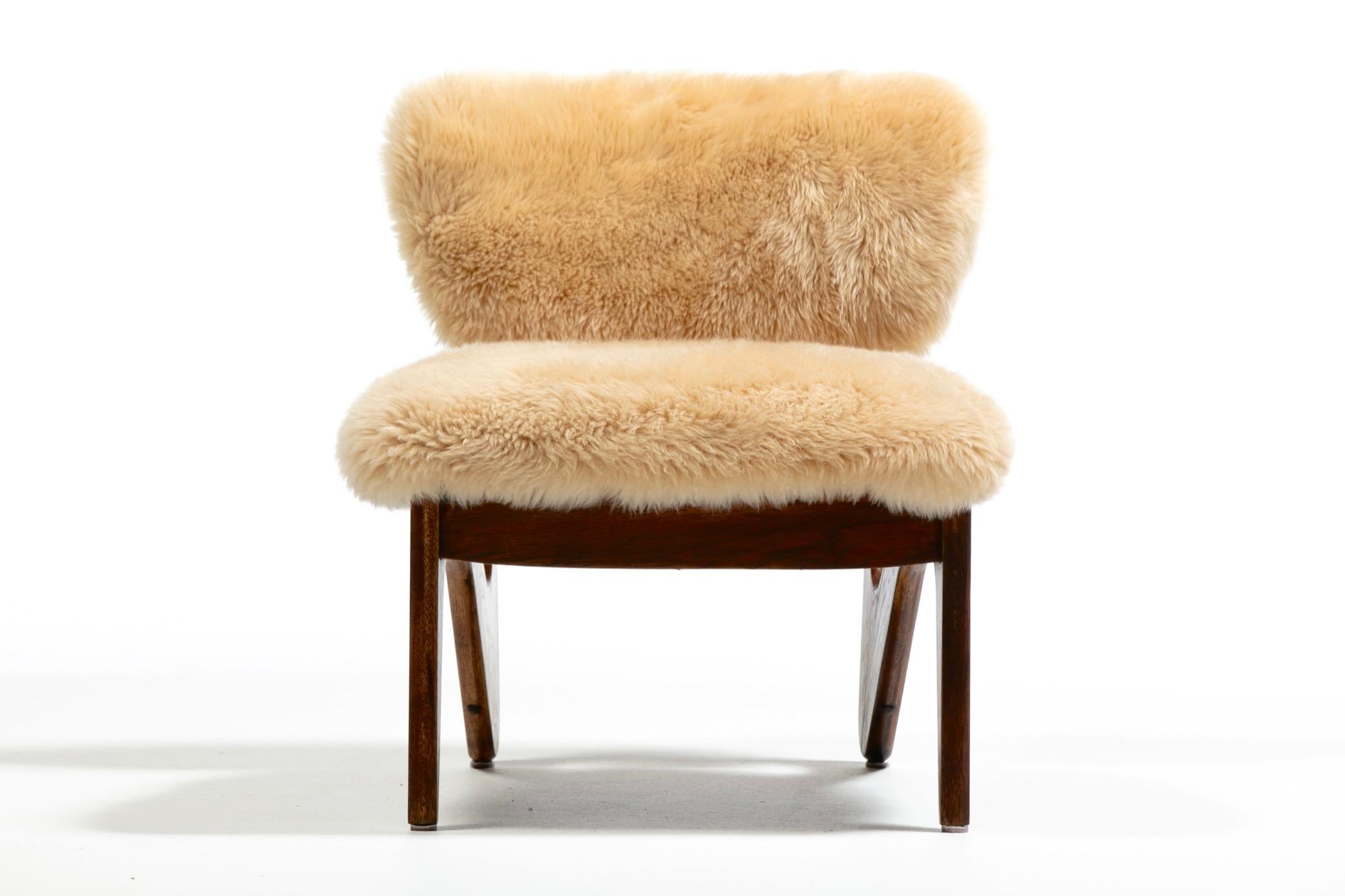 Paire de chaises pantoufles sculpturales en noyer avec des peaux de mouton neuves de couleur crème caramel en vente 7