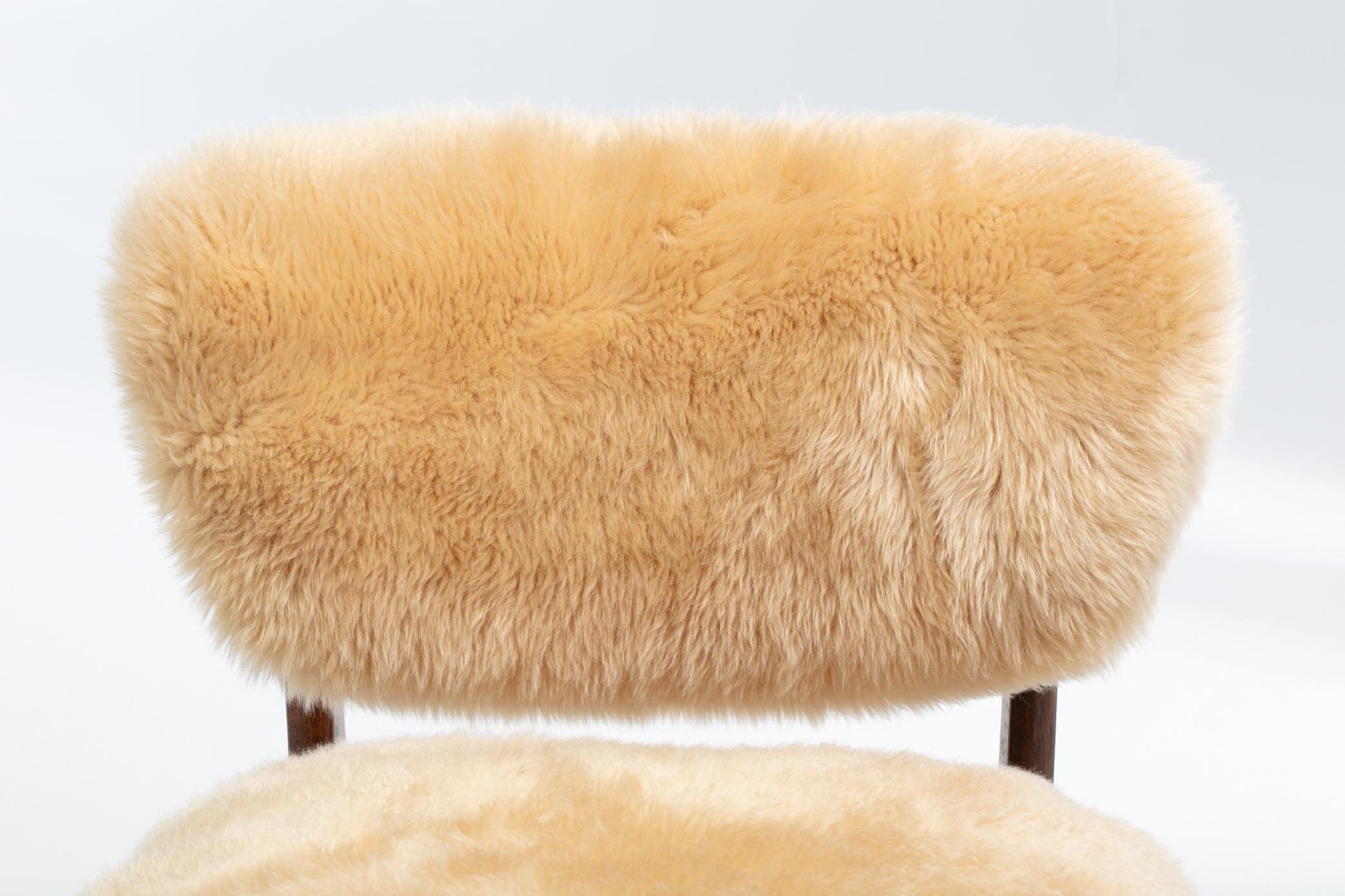 Paire de chaises pantoufles sculpturales en noyer avec des peaux de mouton neuves de couleur crème caramel en vente 8