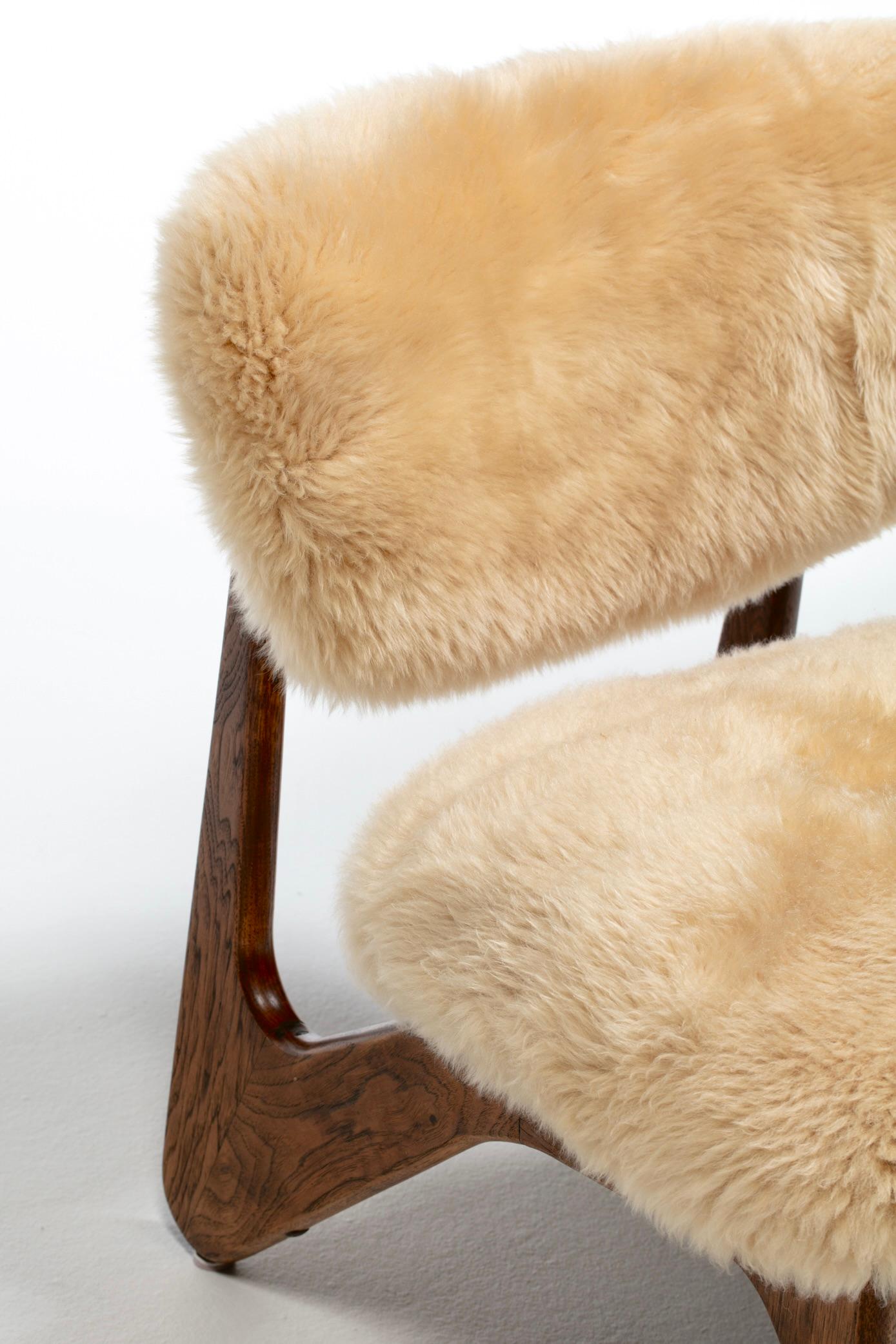Paire de chaises pantoufles sculpturales en noyer avec des peaux de mouton neuves de couleur crème caramel en vente 9