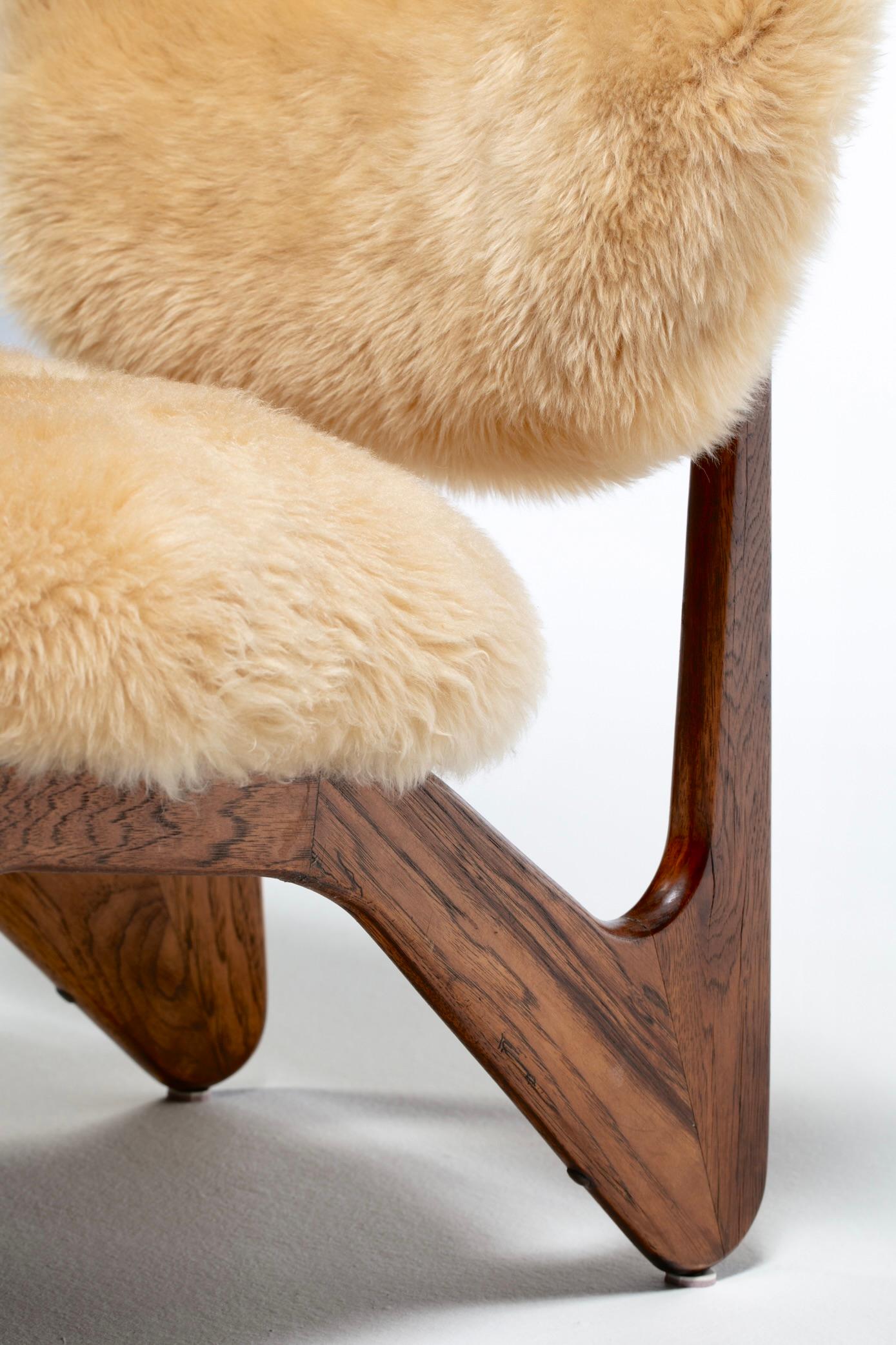 Paire de chaises pantoufles sculpturales en noyer avec des peaux de mouton neuves de couleur crème caramel en vente 10