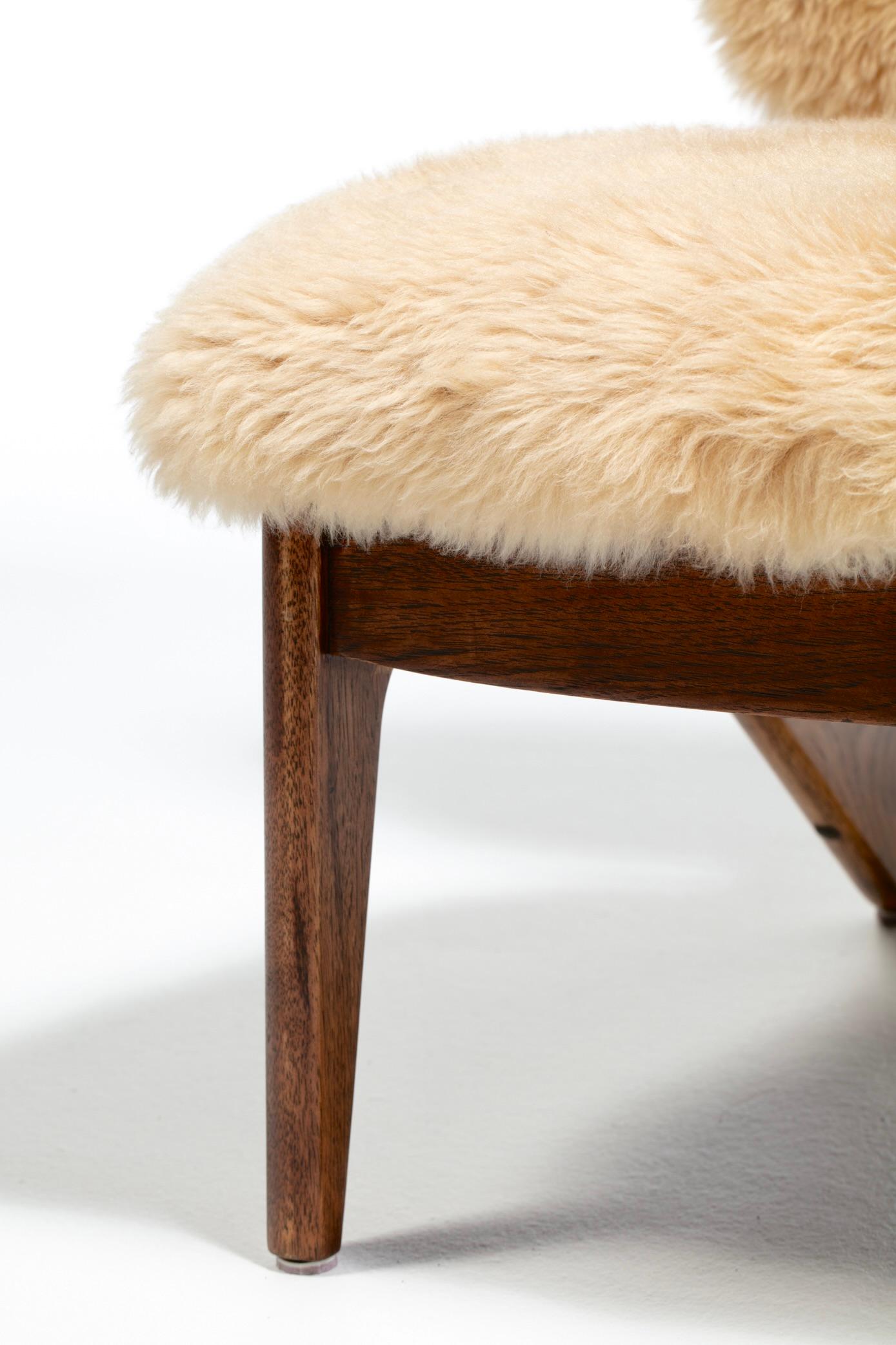 Paire de chaises pantoufles sculpturales en noyer avec des peaux de mouton neuves de couleur crème caramel en vente 11