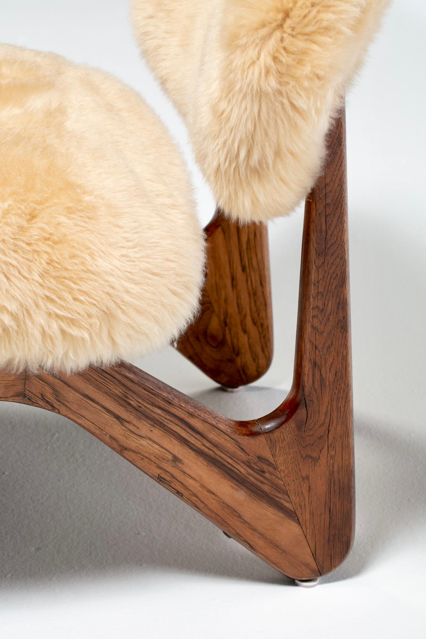 Paire de chaises pantoufles sculpturales en noyer avec des peaux de mouton neuves de couleur crème caramel en vente 12