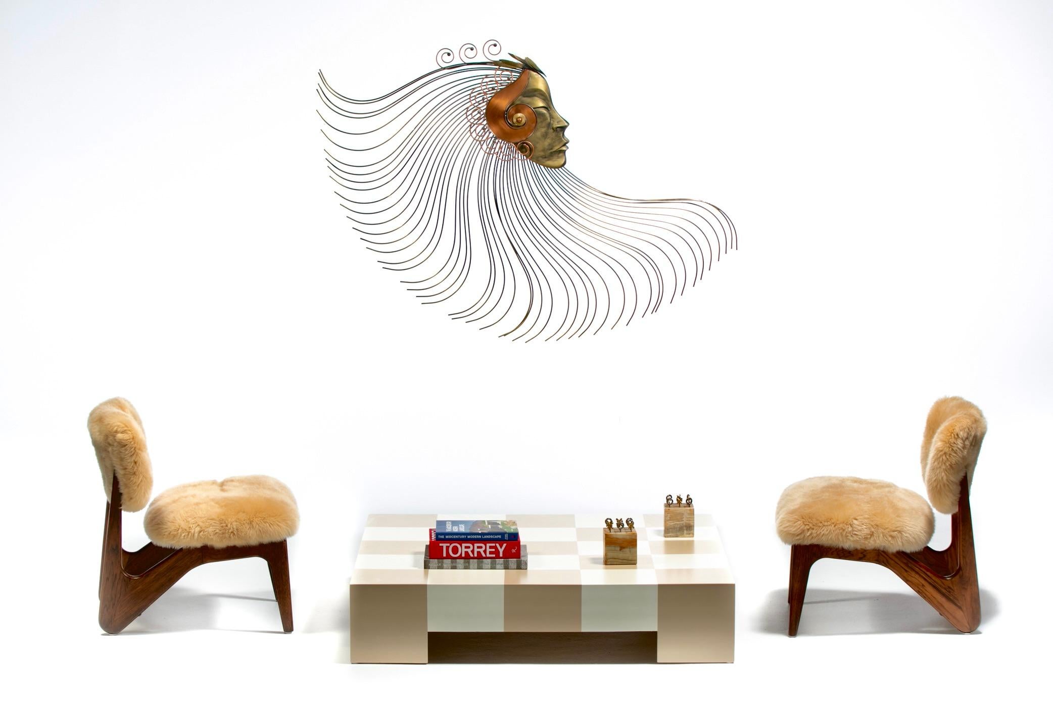 Fauteuils pantoufles de style moderne du milieu du siècle, nouvellement recouverts par des professionnels de peaux de mouton super douces, cousues à la main, de couleur crème caramel. Cette fourrure, ces courbes ! Sexy et sulfureux. Nous sommes