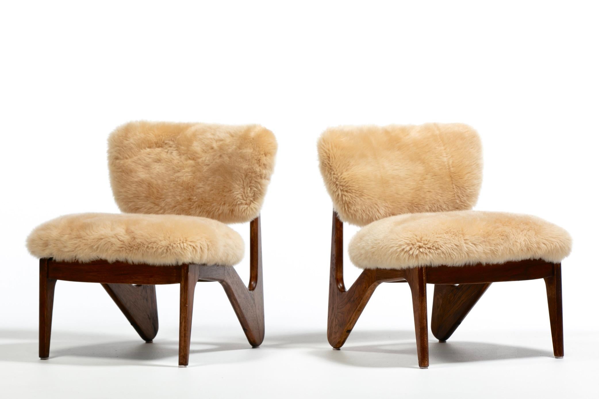 Américain Paire de chaises pantoufles sculpturales en noyer avec des peaux de mouton neuves de couleur crème caramel en vente